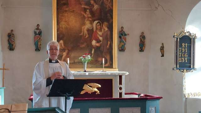 Kenneth Gagnero predikar. I bakgrunden altartavlan som Gustaf Henrik Brusewitz målade.