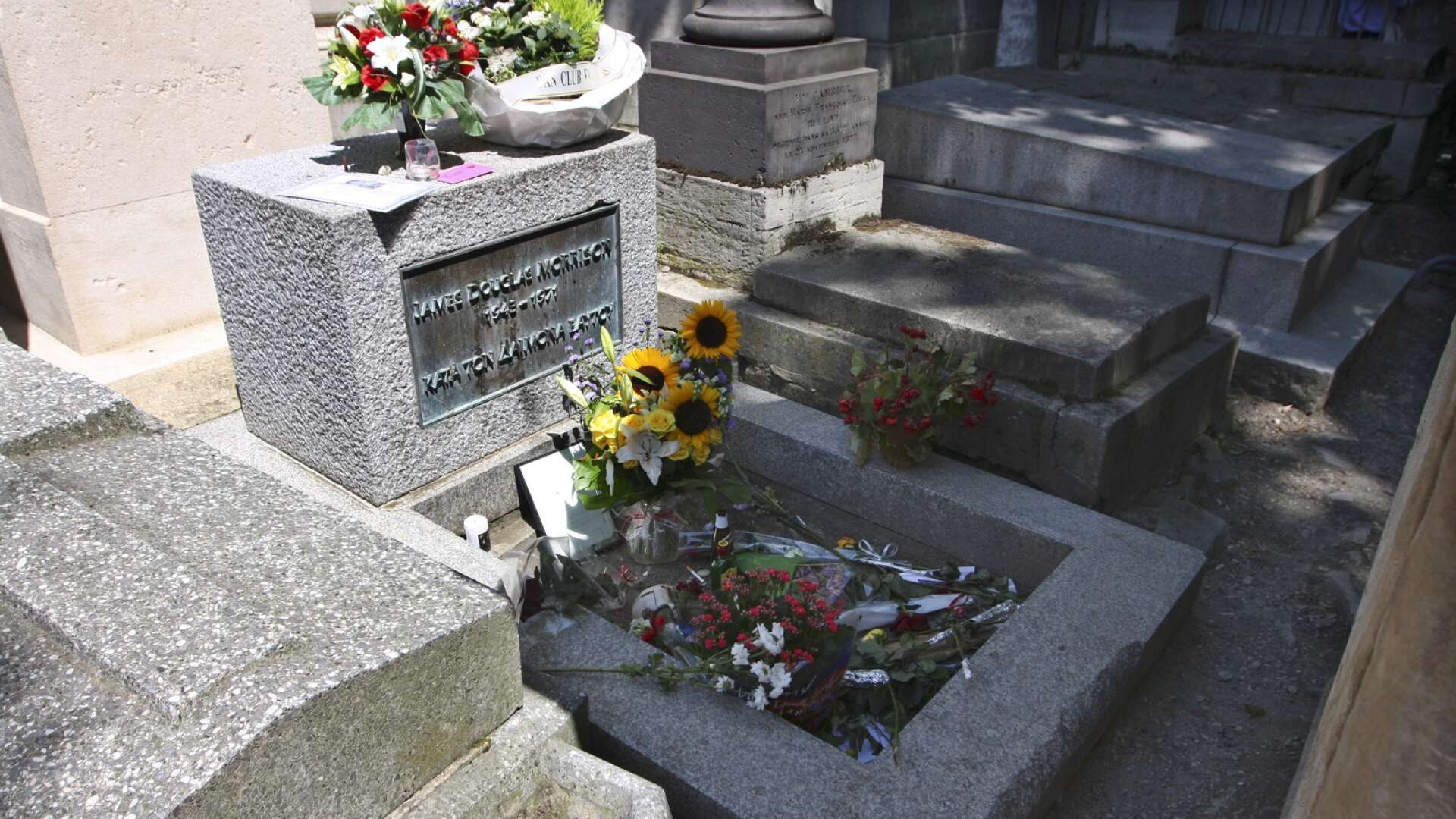The Doors sångare Jim Morrisons grav på Pere Lachaise i Paris.
