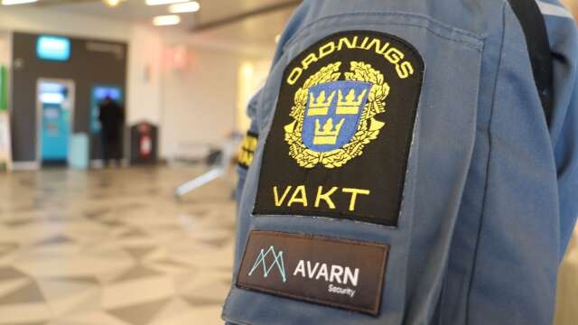En 27-årig Skövdebo ska ha attackerat en vakt från Mariestad, men även ett flertal väktarkollegor till och poliser.