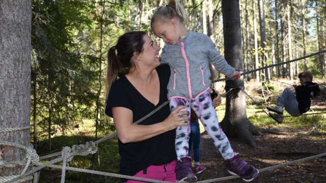Helena Magnusson njuter av att vara ute i naturen tillsammans med dottern Ellie.