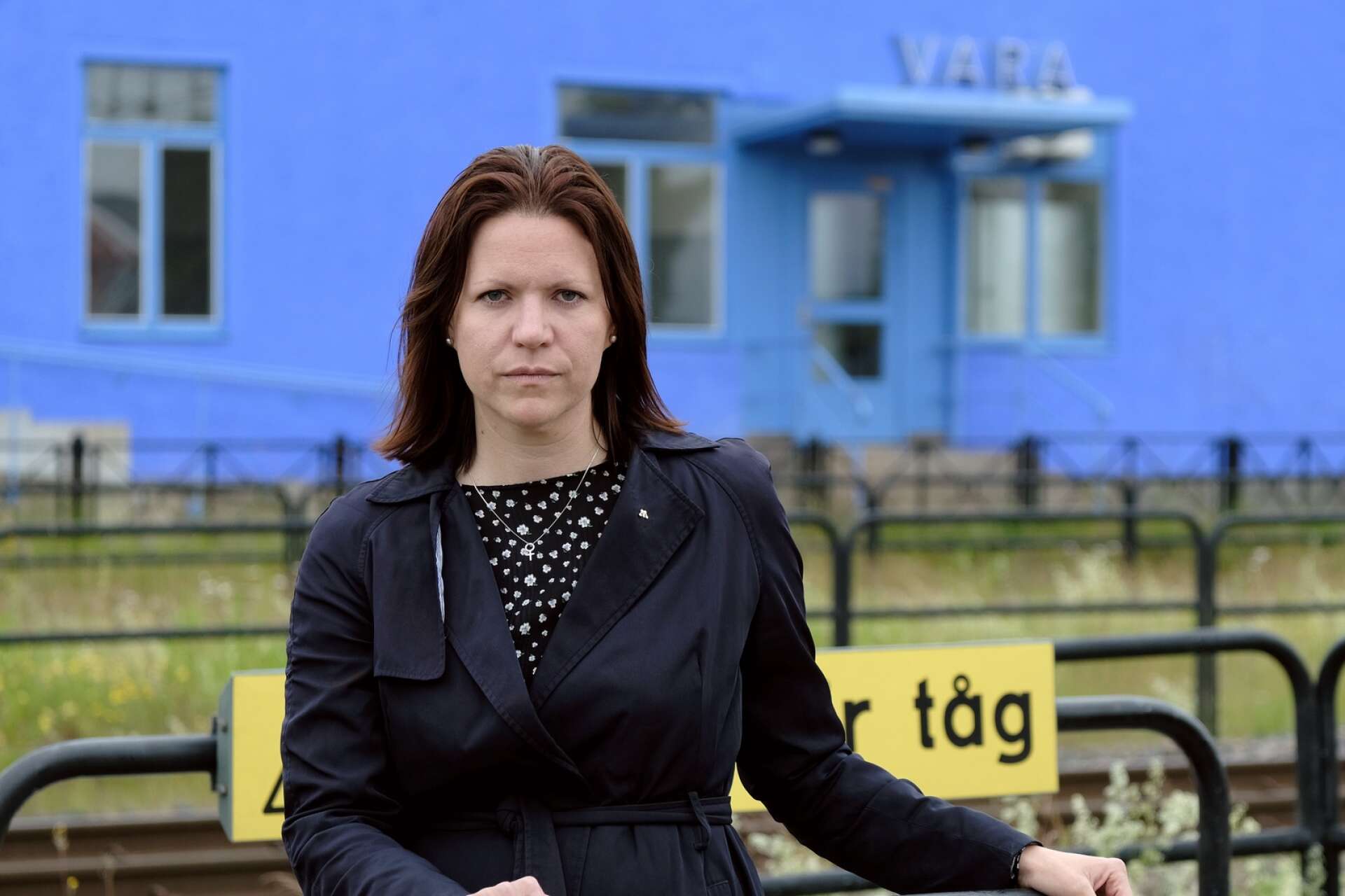 Gabriela Bosnjakovic (M), kommunalråd i Vara, tycker att beslutet att ta bort direkttåget till Göteborg är ett steg bakåt.