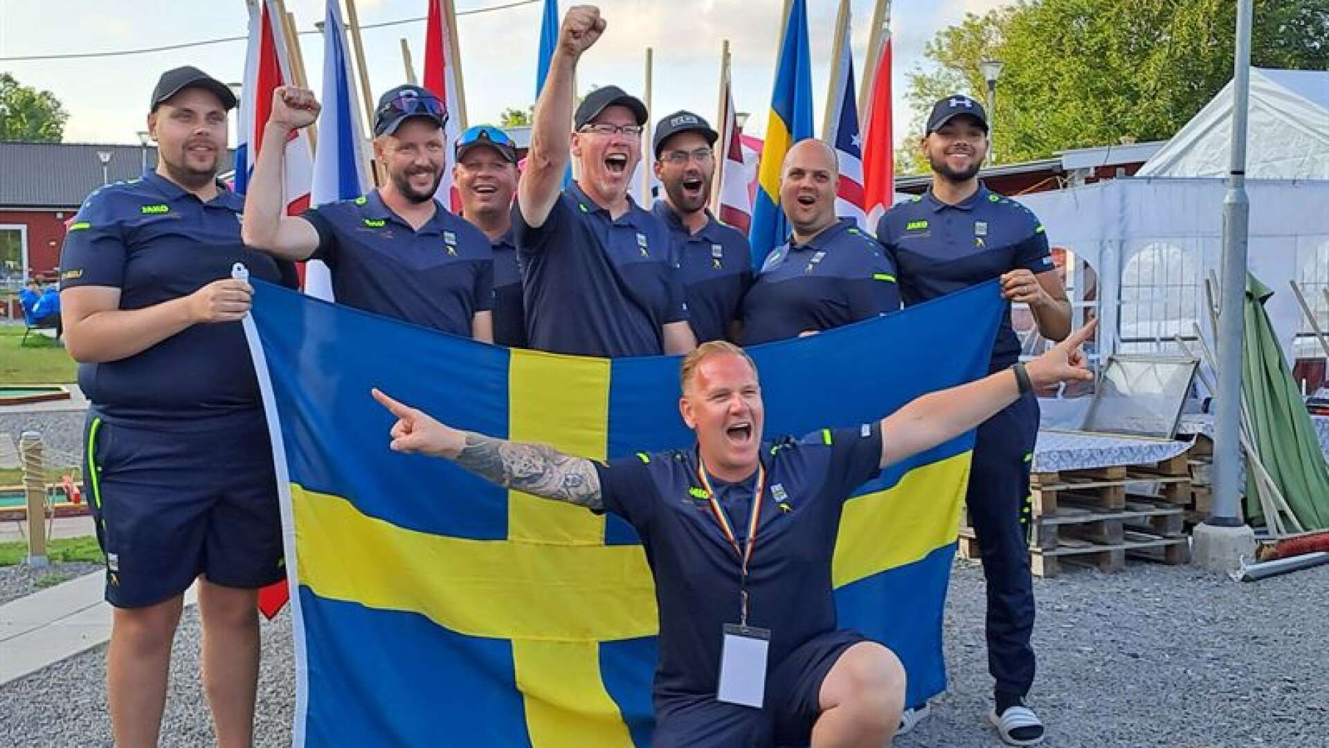 Sveriges herrlag tog VM-guld i bangolf på onsdagen och Skoghalls Ulf Kristiansson, som står i mitten med höjd knuten näve, följde upp med individuellt guld på torsdagen.