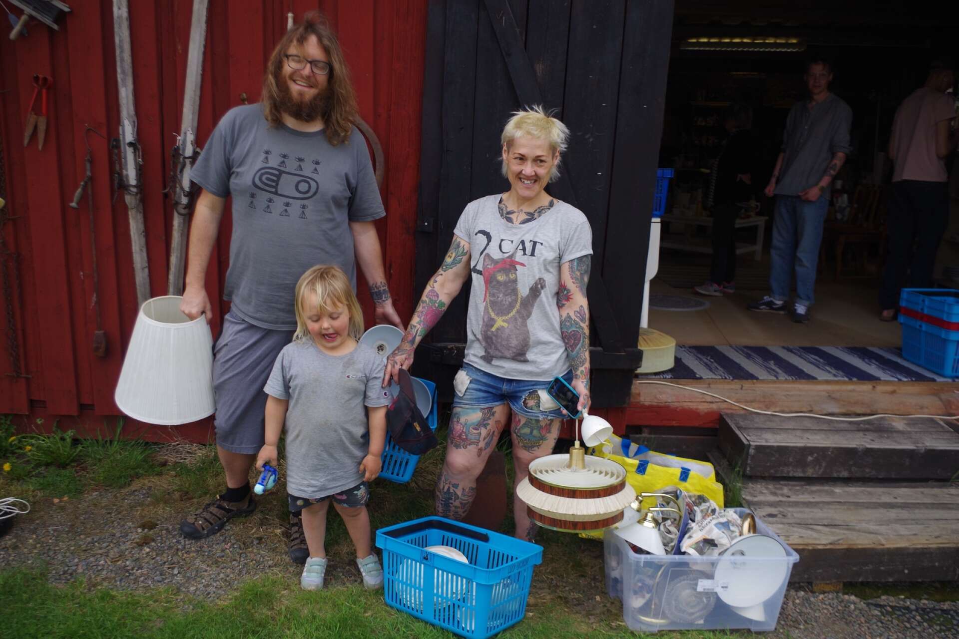 Familjen Johan och Janet Sjöström från Dals Långed med fyraåriga Lo handlade rejält, speciellt lampor.