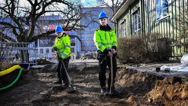 Ellinor Larsson och Johan Richardson inledde utgrävningen intill Doktorsgården på onsdagen. Återstår att se vad som döljs i jordlagren.