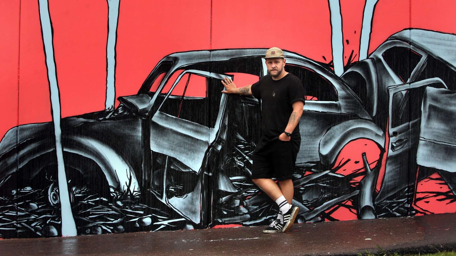Konstnären Henric Thåg kommer tillbaka till Forshaga. Här står han vid en muralmålning han tidigare gjort vid multisportarenan. Den här gången ska också måla en bil, eller, rättare sagt, på en bil.