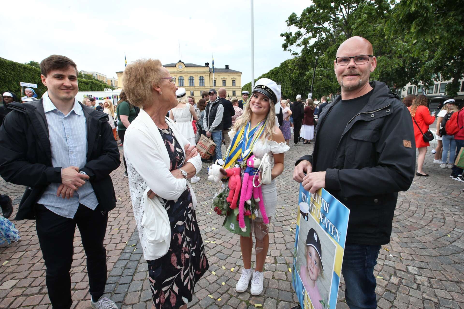 Studenten Alicia Norlén tillsammans med pappa Niklas Norlén, brorsan Kevin Norlén och farmor Birgit Henriksson.