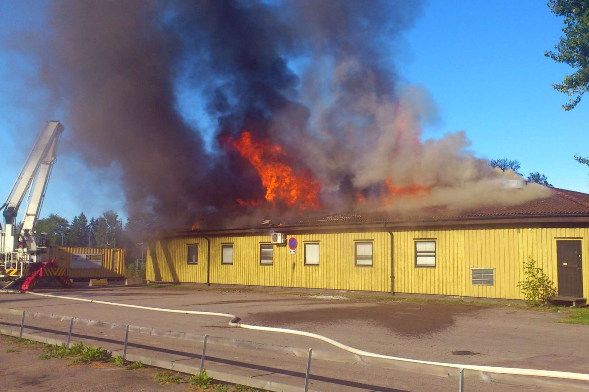 På Nytorget låg länge en paviljong som bland annat inrymde skolkök och lokaler för teknikundervisning. En augustidag 2011 brann paviljongen ned. Elden spred sig snabbt i byggnaden som inte kunde räddas. 