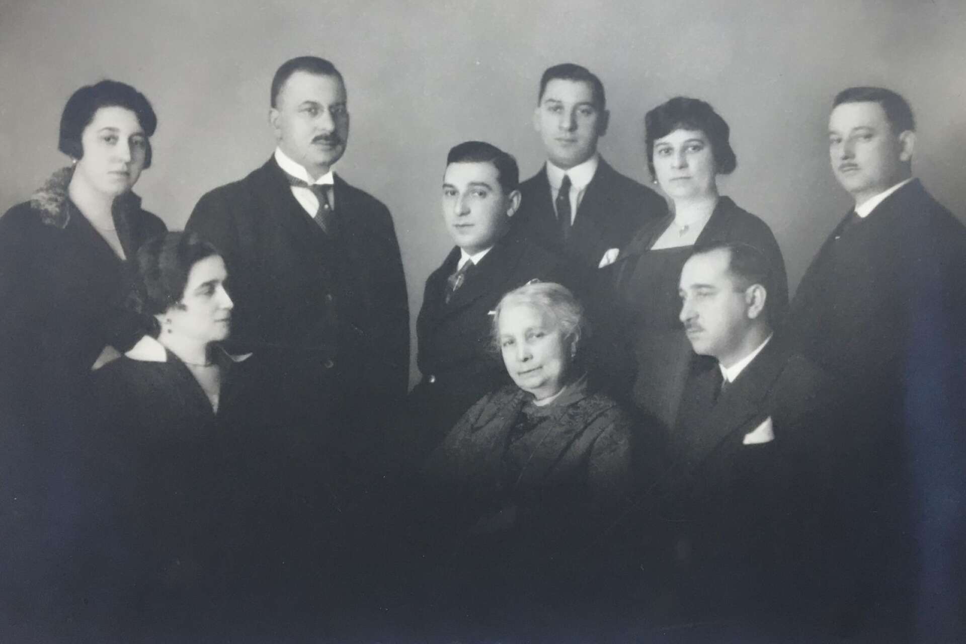 Familjen Savosnick fotograferade i Stockholm 1926. Från vänster: Ida, Jenny, Marcus, Isaak, Bernhardine, David, Lea, Aron och Ernst. 