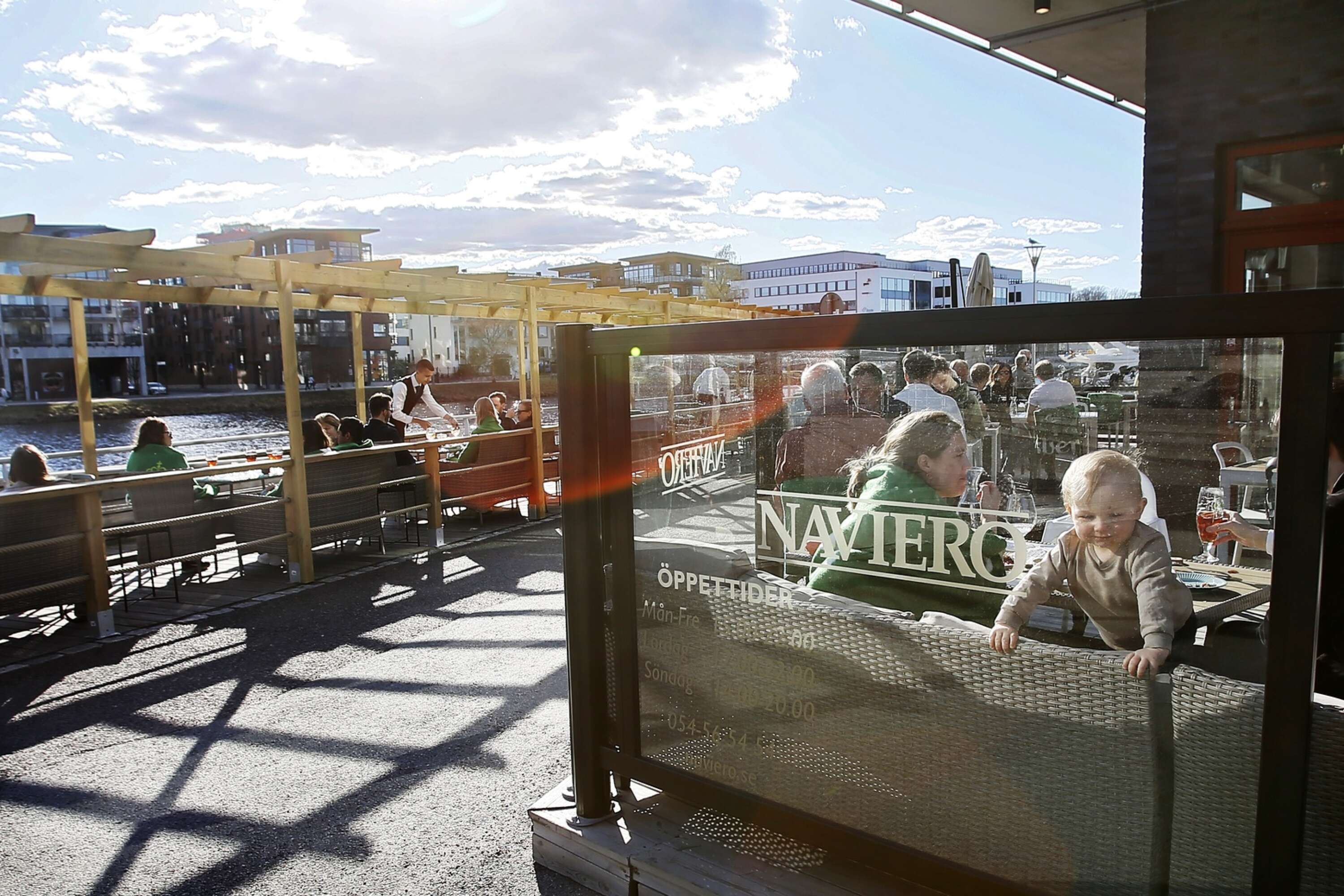 Naviero har både uteservering precis intill restaurangen men även på den närliggande bryggan.