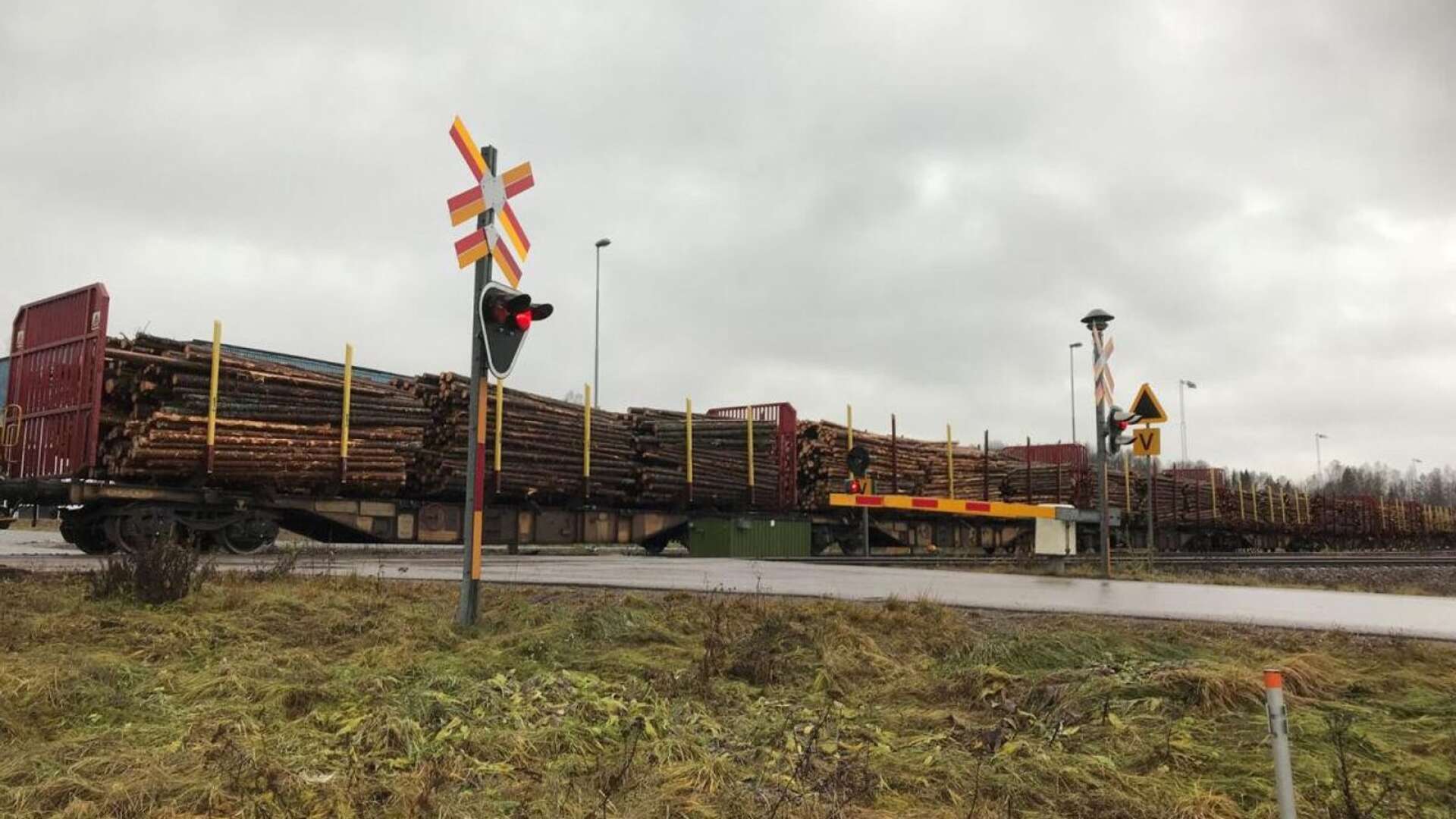 400 000 kubikmeter virke beräknas årligen kunna omlastas. Det motsvarar 7 000 lastbilstransporter som ska kunna gå på tåg från Bäckefors till Värö.