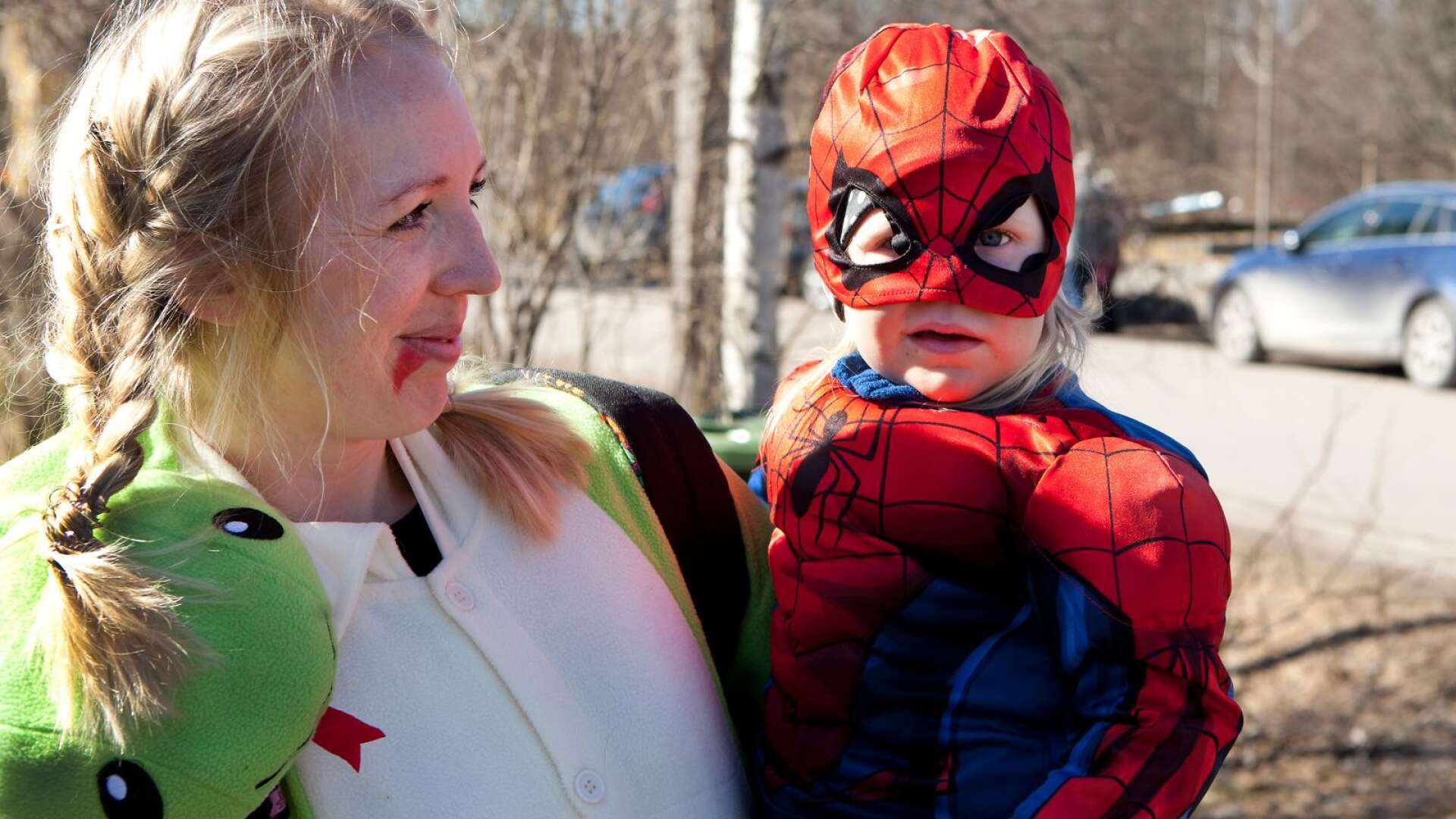 Spiderman var en av dem som kom till Brattfors för att delta i påskparaden.