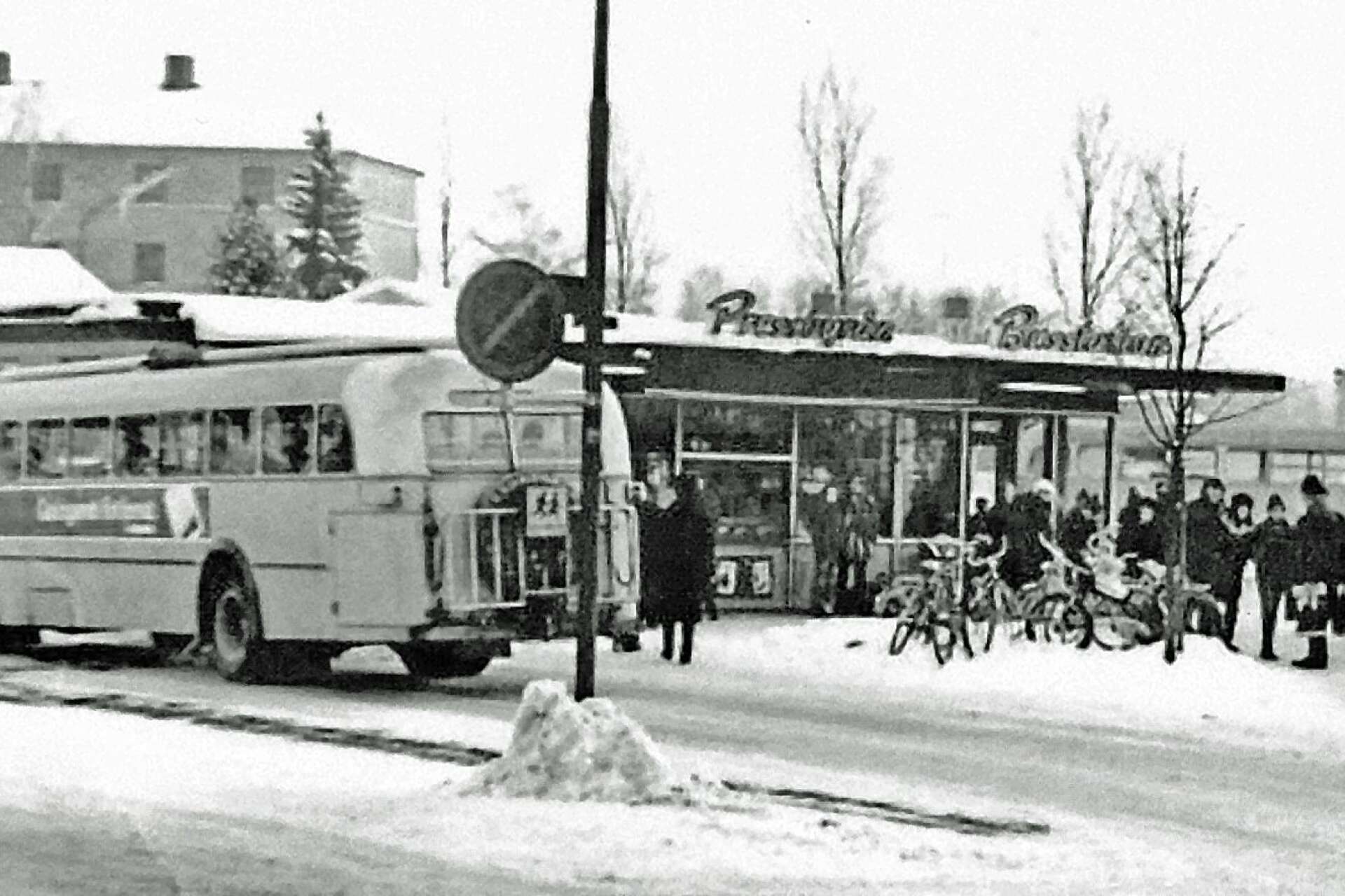 När hållplatsen för bussar flyttades till en ny busstation på Nytorget blev det också en kiosk i byggnaden förutom väntsal. Bilden är sannolikt från 1960-talet.