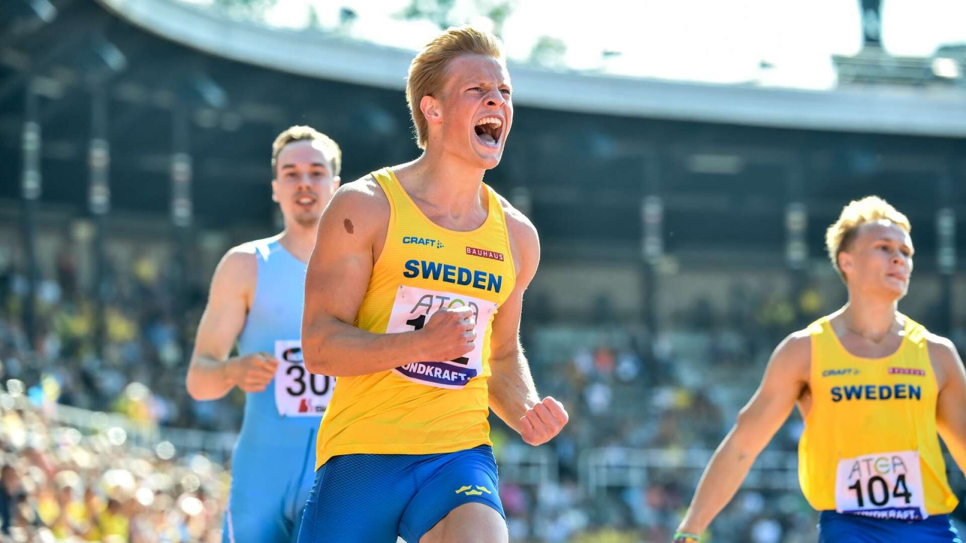 Henrik Larsson, IF Göta, jublar efter segern på 200 meter. 