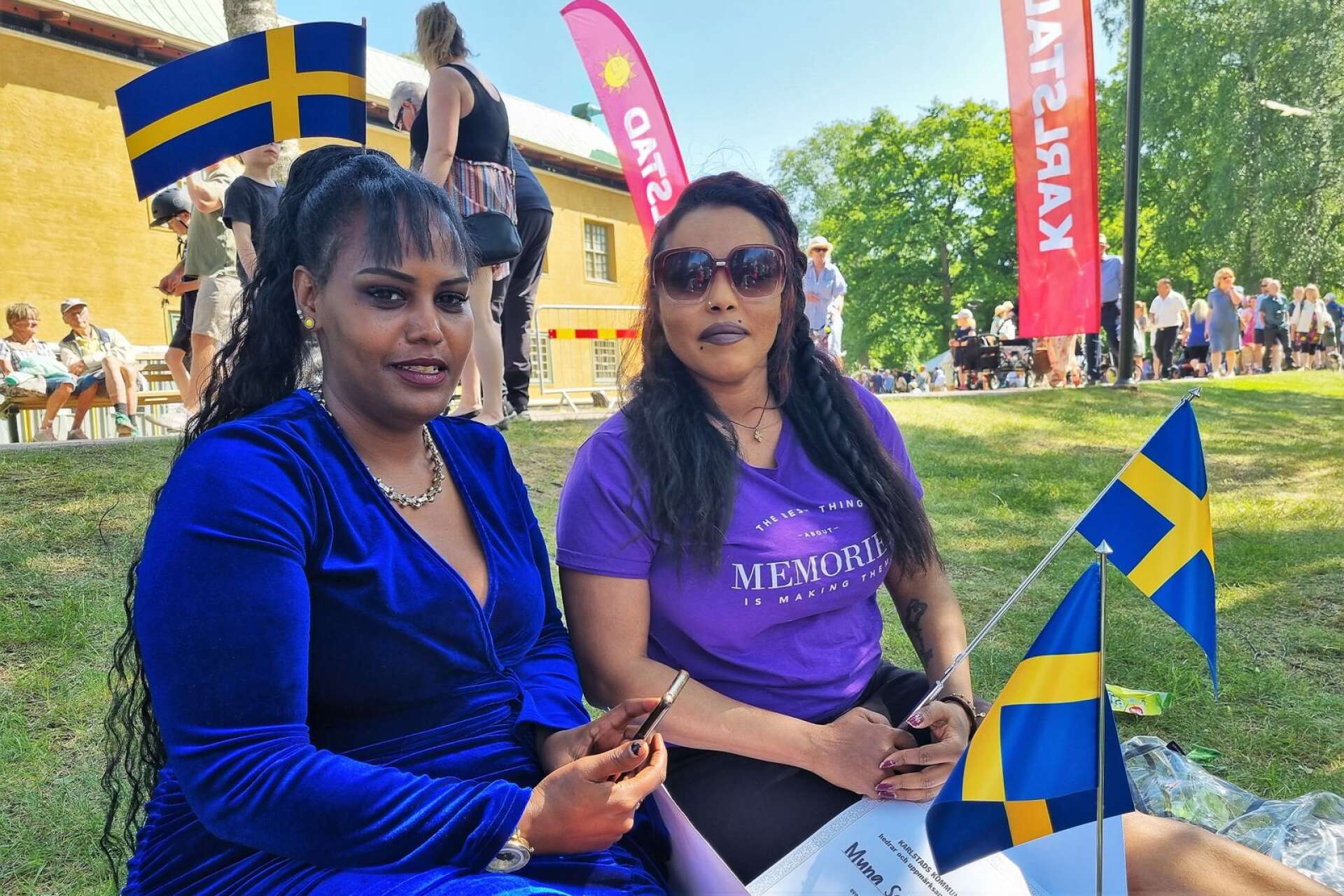 Hivet Gidey och Muna Solomon hade fått ett diplom och flagga då de nyligen fått svenskt medborgarskap.
