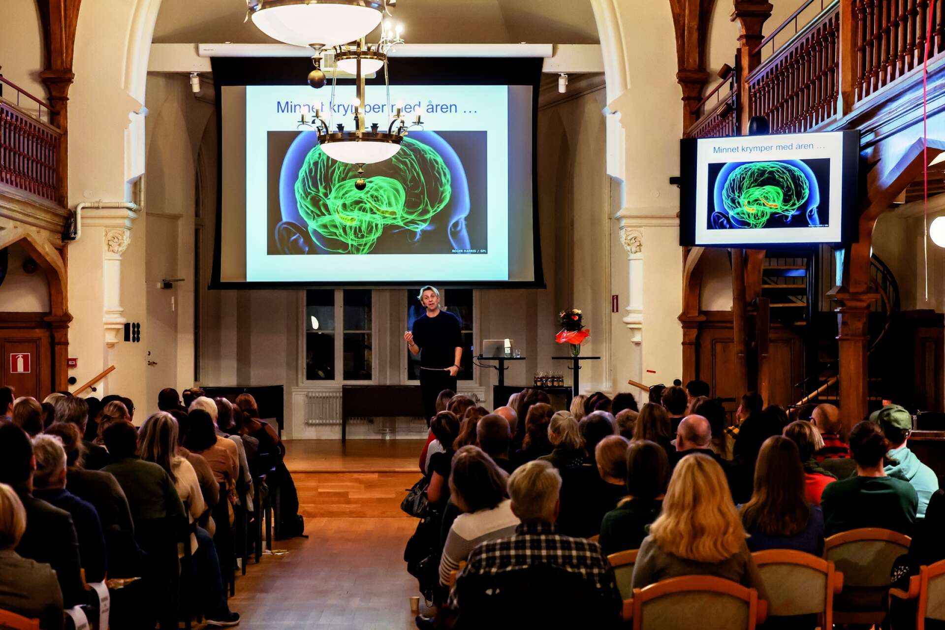 Det var fullsatt i Skara stadshus när Anders Hansen höll föreläsning. Totalt lyssnade över 800 skaraborgare på föreläsningarna i Mariestad, Skara samt digitalt. 