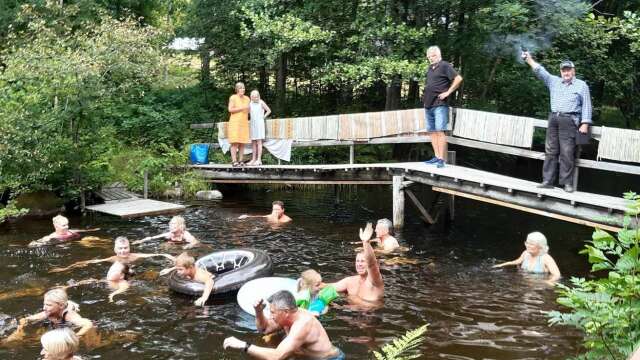 Varje år arrangerar Ödebyns hembygdsförening sommarfest med kanalsimning.