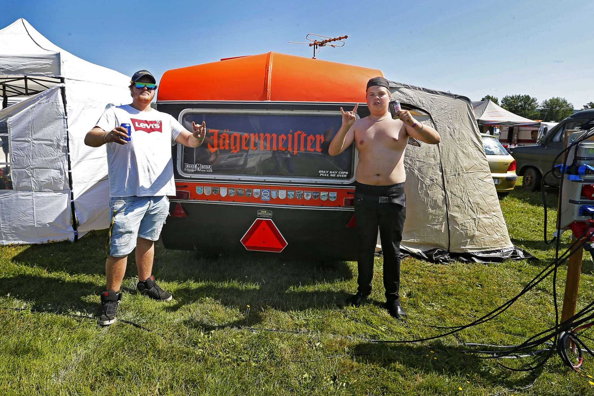 Linus Andersson och Alexander Jonasson njöt av campingfesten i fulla drag.