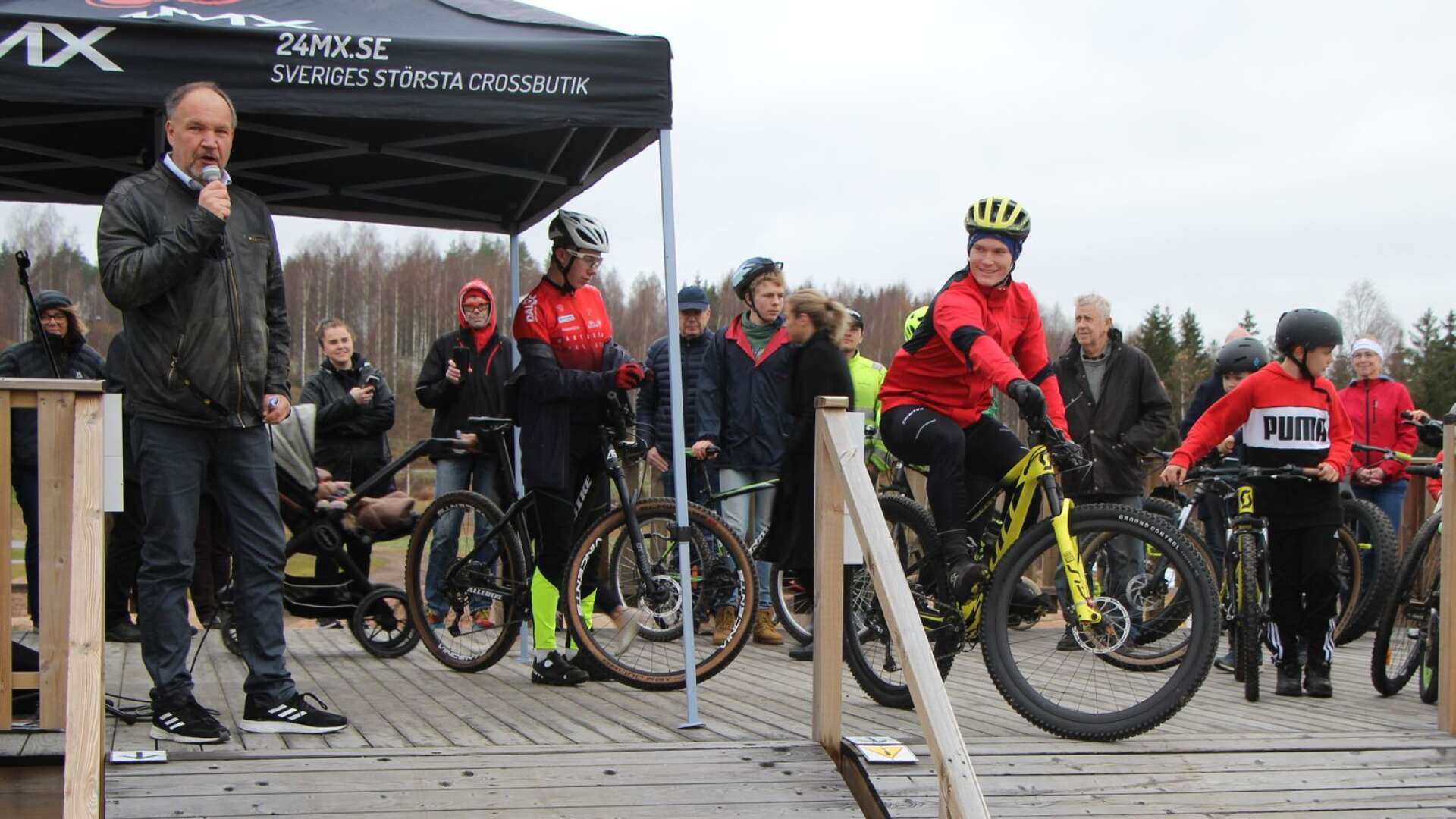 Peter Jonsson (S), kommunalråd, mountainbike-eleven Isak Pakkanen och cykeltränaren Oliver Lindblom inför invigningsstart.