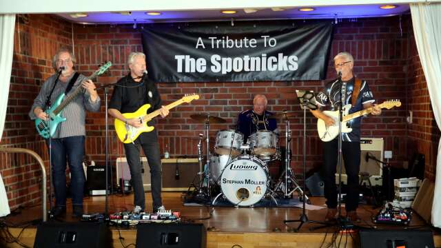 A tribute to the Spotnicks underhöll på Hotell Bellevue i Hjo. Bandet består av Göran Sanfridsson, Kent Brännlund, Stephan Möller och Ove Lindell, som alla spelat med i The Spotnicks under dess 60-åriga existens.