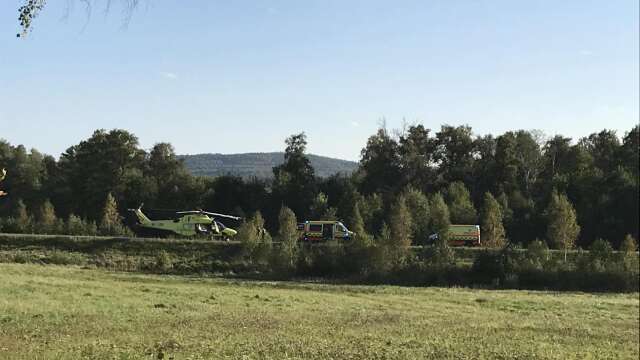 Mannen fick föras med ambulanshelikopter till sjukhuset i Skövde.