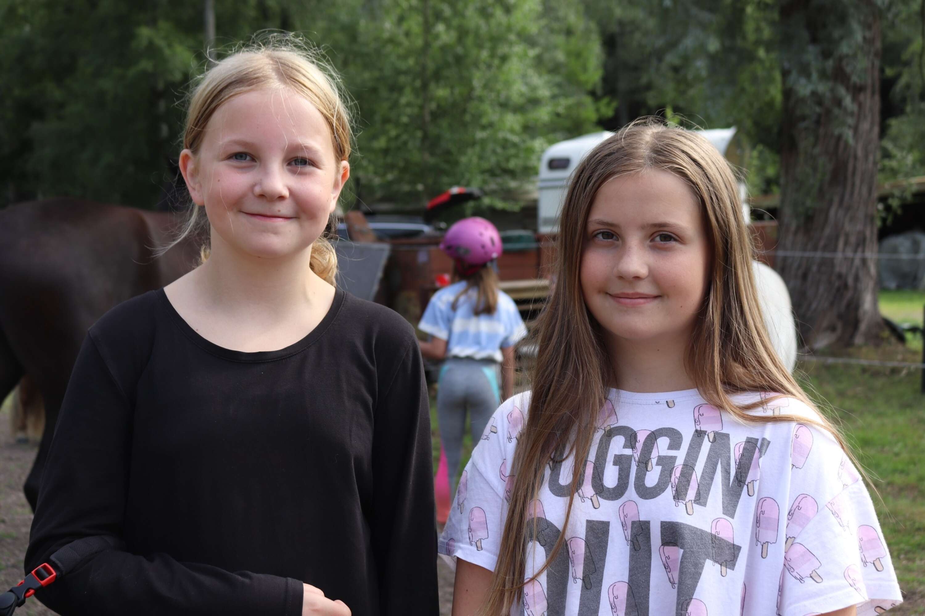 Mira Solberg och Cianna Wiss gillar att vara med på ridskolan. 