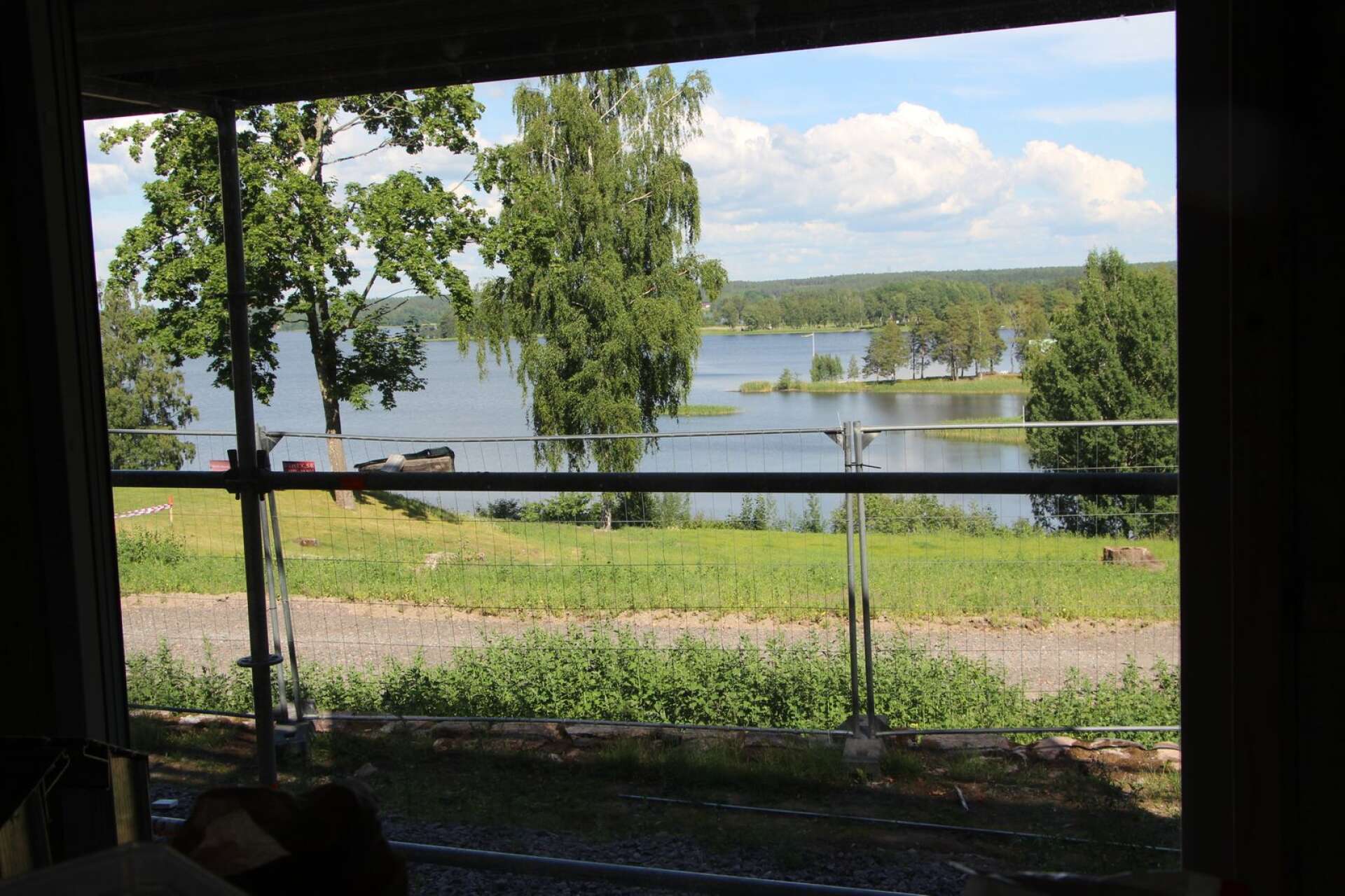 Utsikten över sjön Alstern är storslagen.