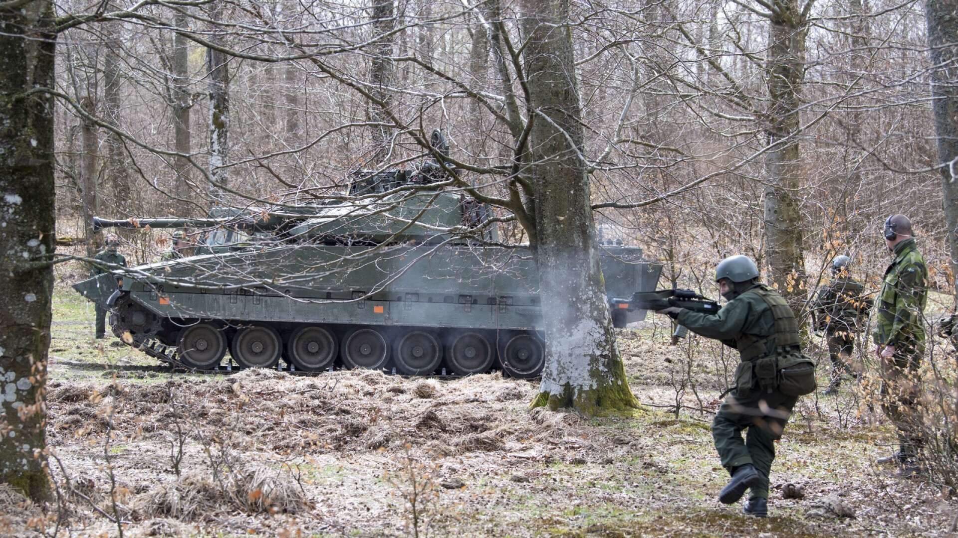 Ukrainska soldater utbildas på svenska stridsfordon 90.