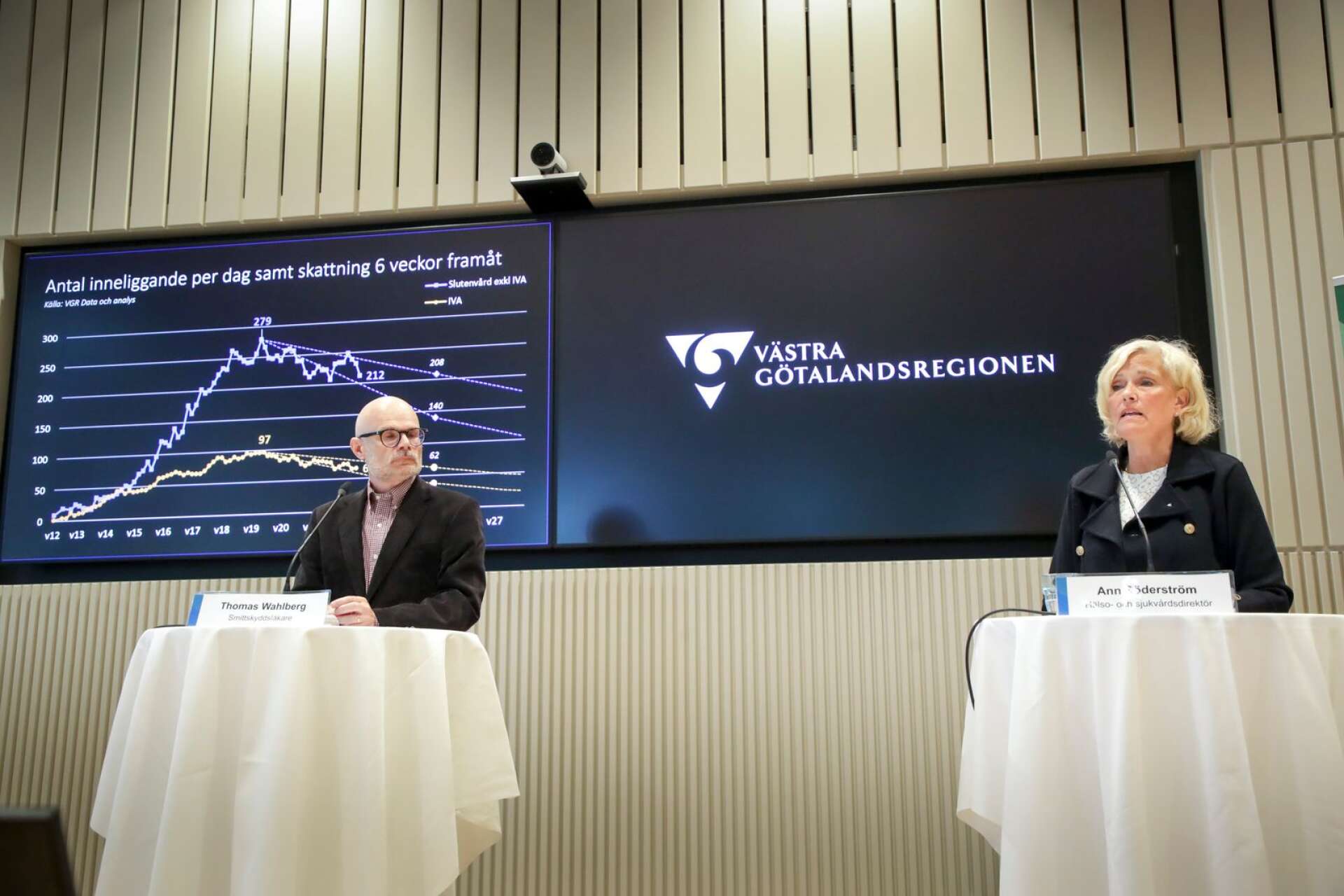 Thomas Wahlberg, smittskyddsläkare och Ann Söderström, hälso- och sjukvårdsdirektör, under en tidigare pressträff.