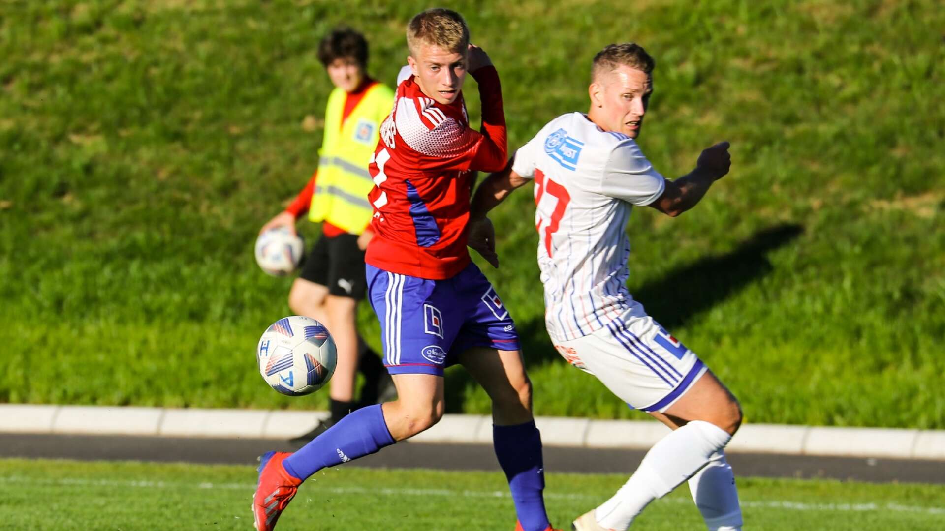 Oskar Lejroth gjorde ett mål och spelade fram till ett i tisdagens segermatch för Arvika Fotboll.