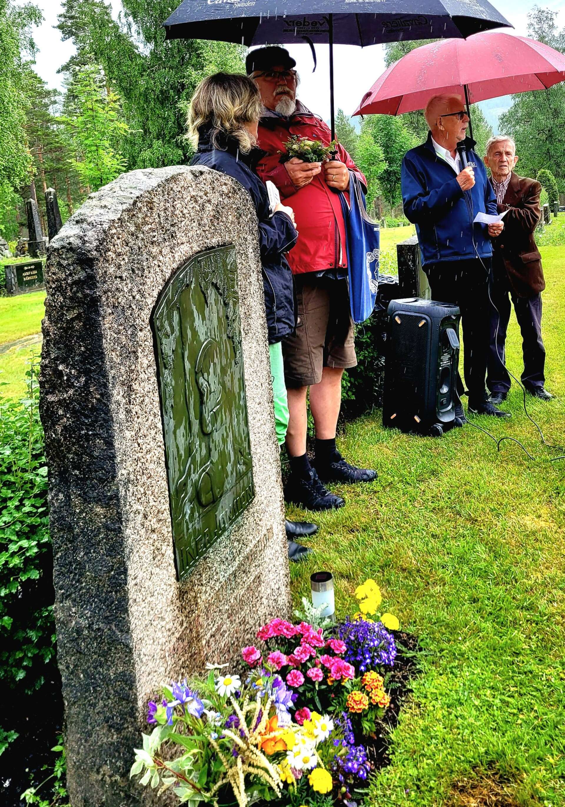 Den vilsegångna flickan Inga Jonssons minne hedrades med tal och blomsternedläggning i Södra Finnskoga under sommaren.