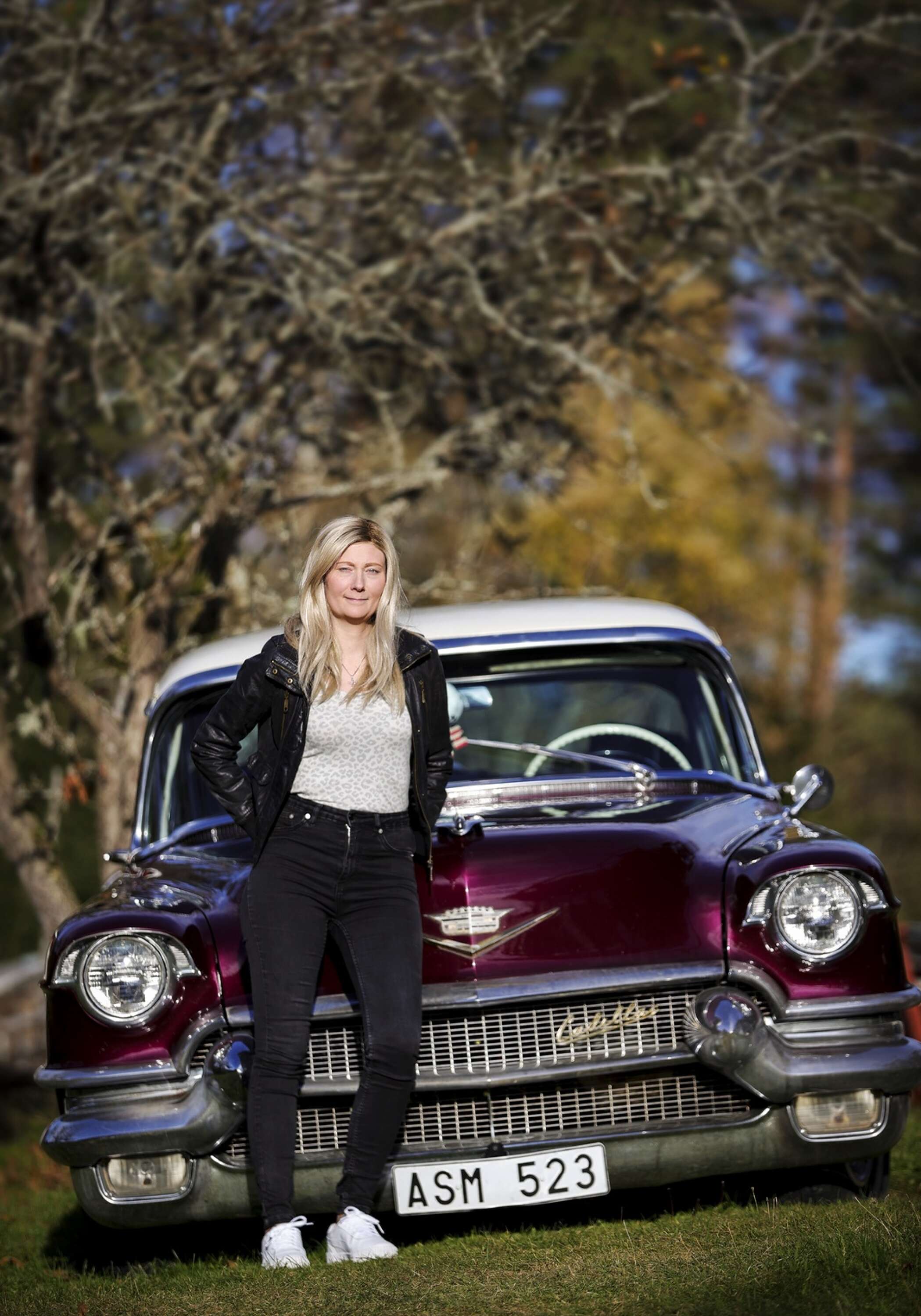 Linda Engström med sin Cadillac av 56-års modell som hon köpte till sig själv i 29-års present.