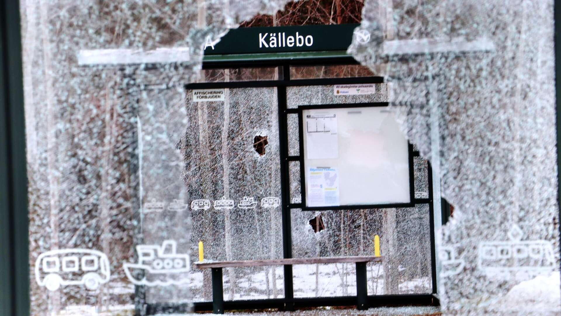 Båda busskurerna i Källebo är vandaliserade.