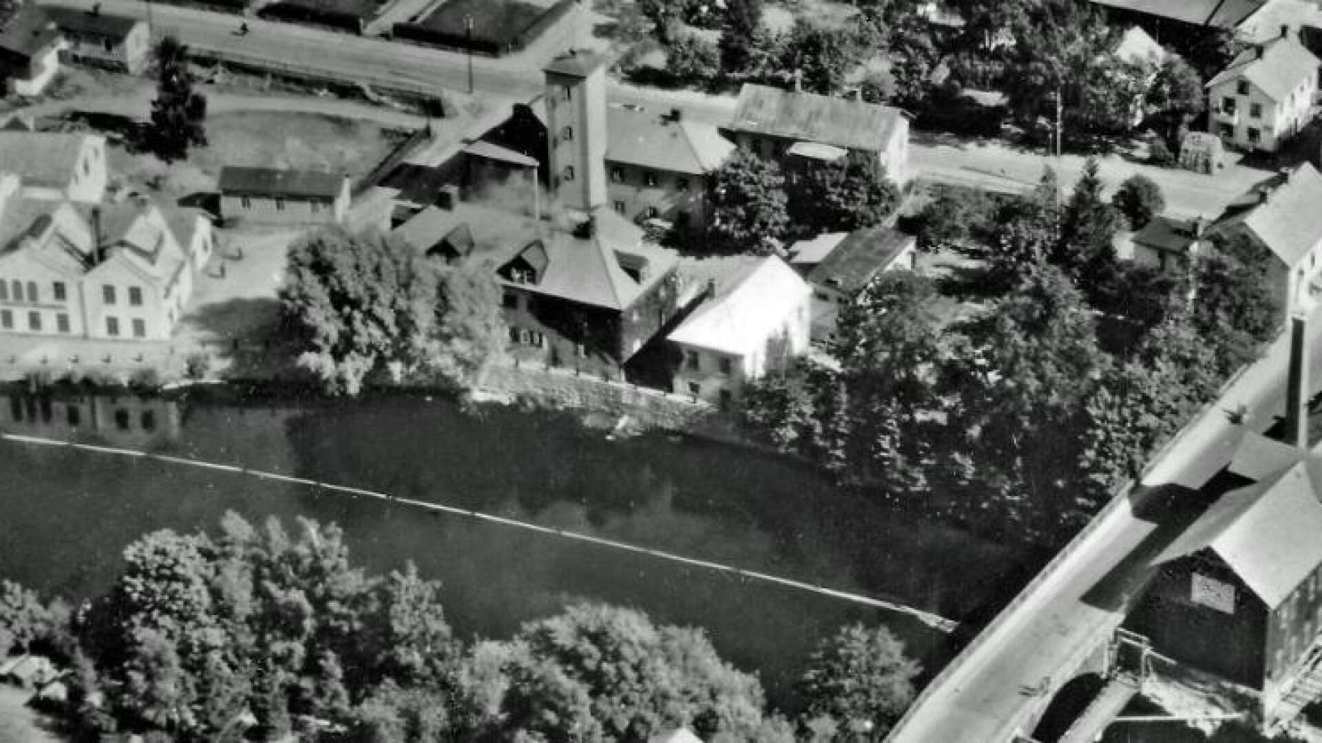 Till vänster ses Seffle Bryggeris vita byggnad. I mitten ser man att såväl varmbadhus som polis- och brandstation har byggts. Det skedde 1934. Den så kallade Reuterstomten närmast Strömbron bestod närmast älven bara av stora träd.