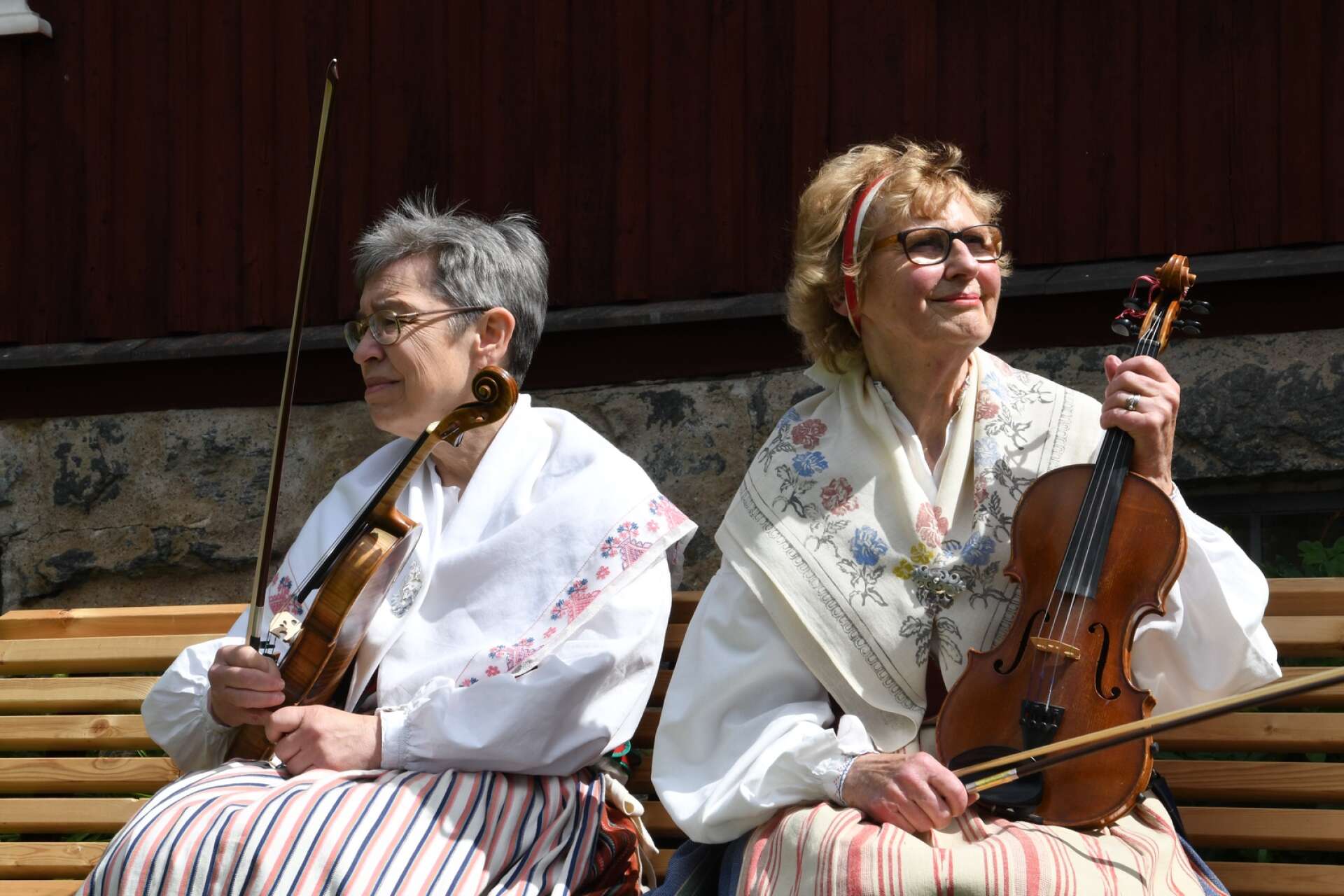 Folkmusikerna Katarina Andersson och Solveig Hammarström spelade på invigningen.