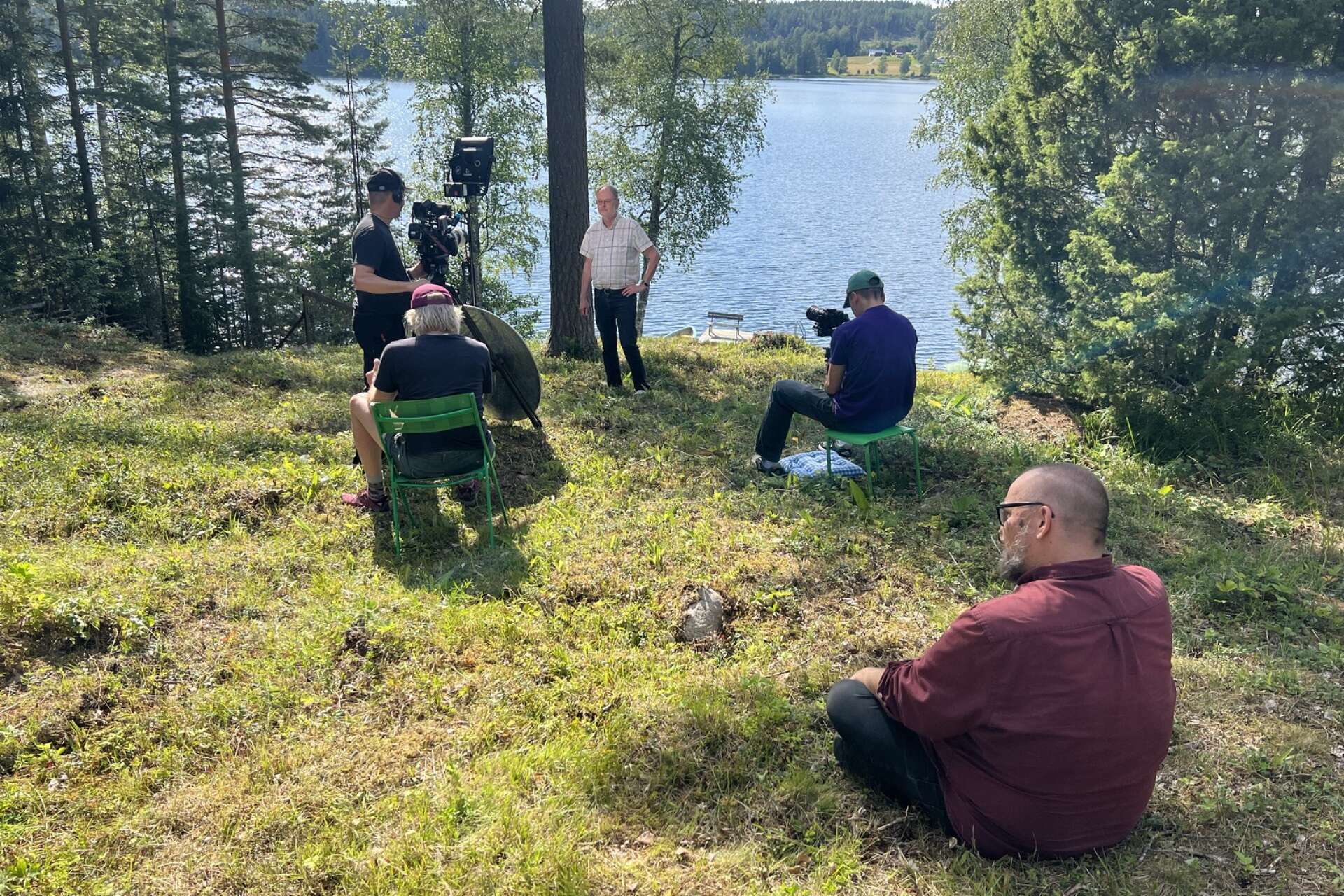 Bilden från inspelningen vid Backsjön där ett okänt föremål störtade 1999. Mariestadssonen Clas Svahn fotograferas av Nils Byström och Alex Lindén. På bilden syns även regissören John Nordling och researcher Fred Andersson.