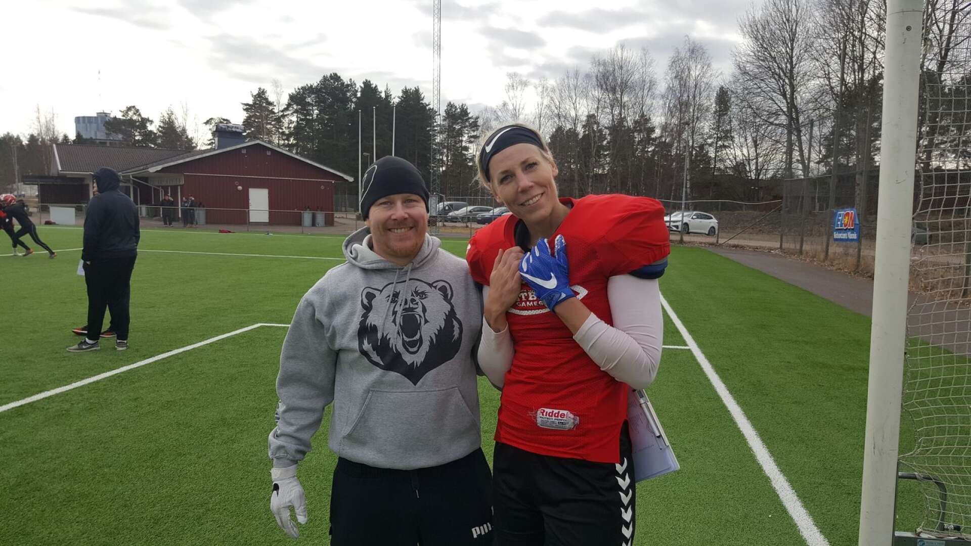 Spelaren Linda Johansson med sambon Christian Forsman, som också är tränare, men har lämnat över huvudrollen till Olof Folkunger.
