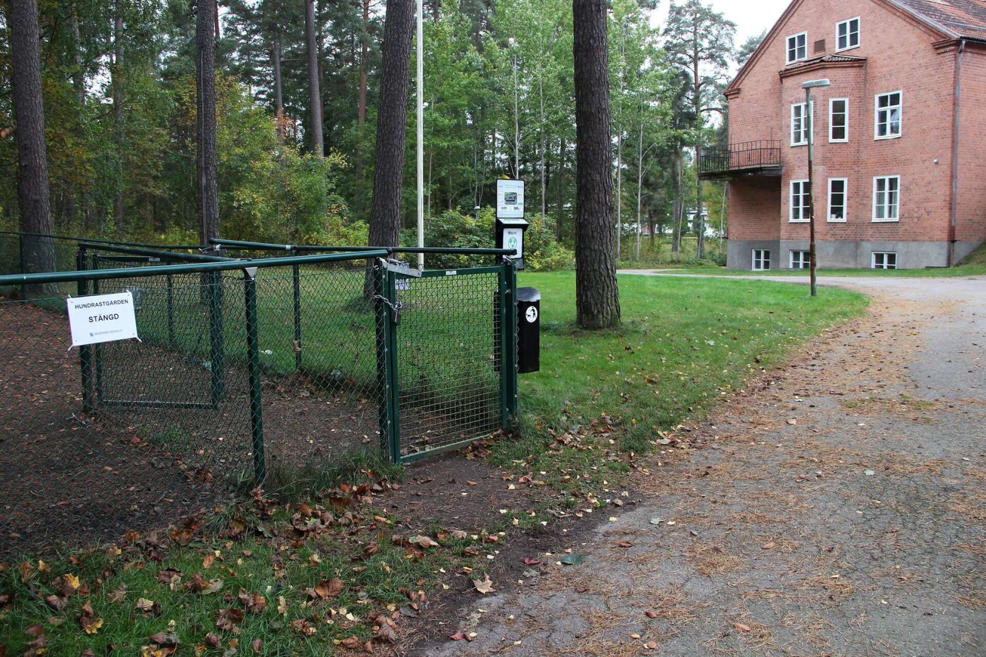 Klagomål på stök och väsen är orsaken till att hundrastgården, intill Kulturskolan, är stängd till dess man i kommunen hittat en lösning.