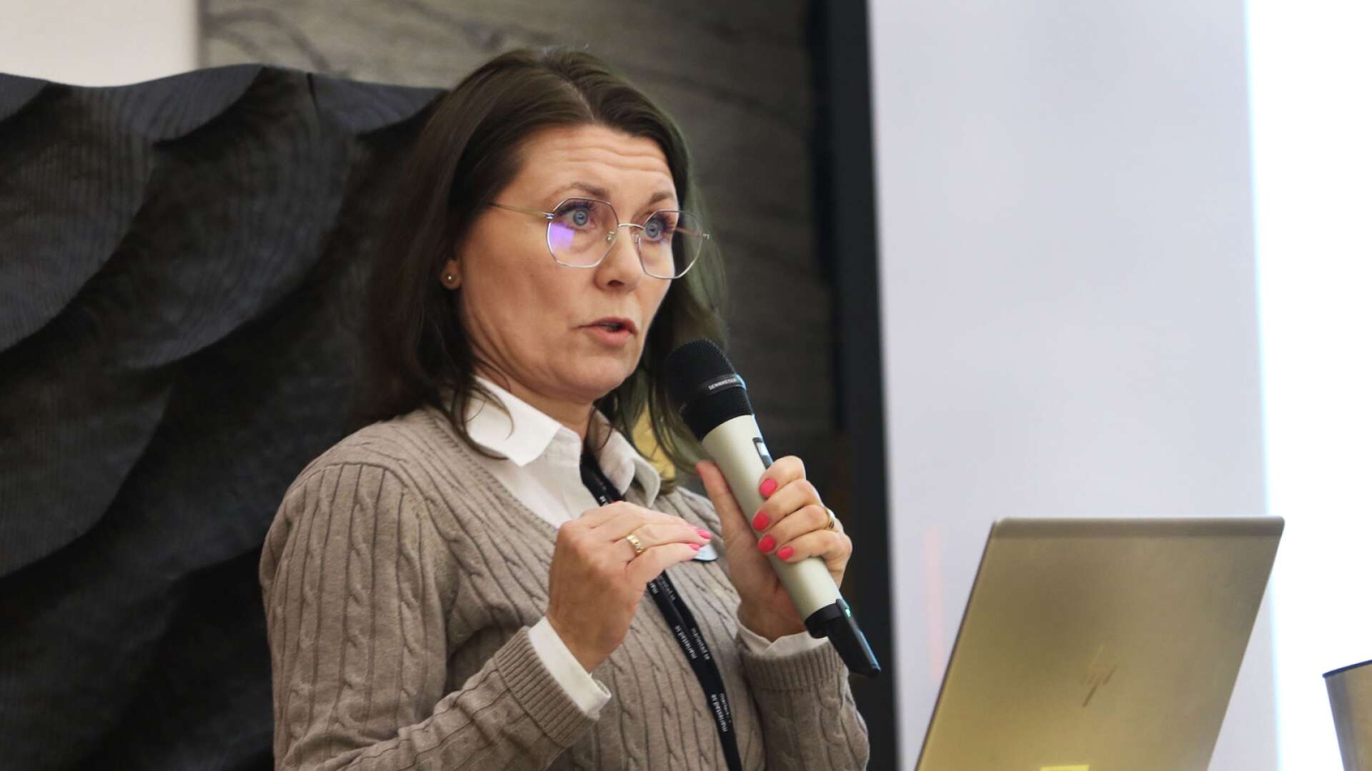 Petra Lindsten, hr-konsult som arbetar inom utbildningsförvaltningen på Mariestads kommun, hade en dragning om hur sjukfrånvaron såg ut under 2022 för utbildningsnämnden.
