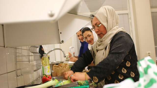 Sakina Ahmai, Roqia Zafari och Fatima Abrahimi hjälptes åt att hacka grönsaker och göra såser.