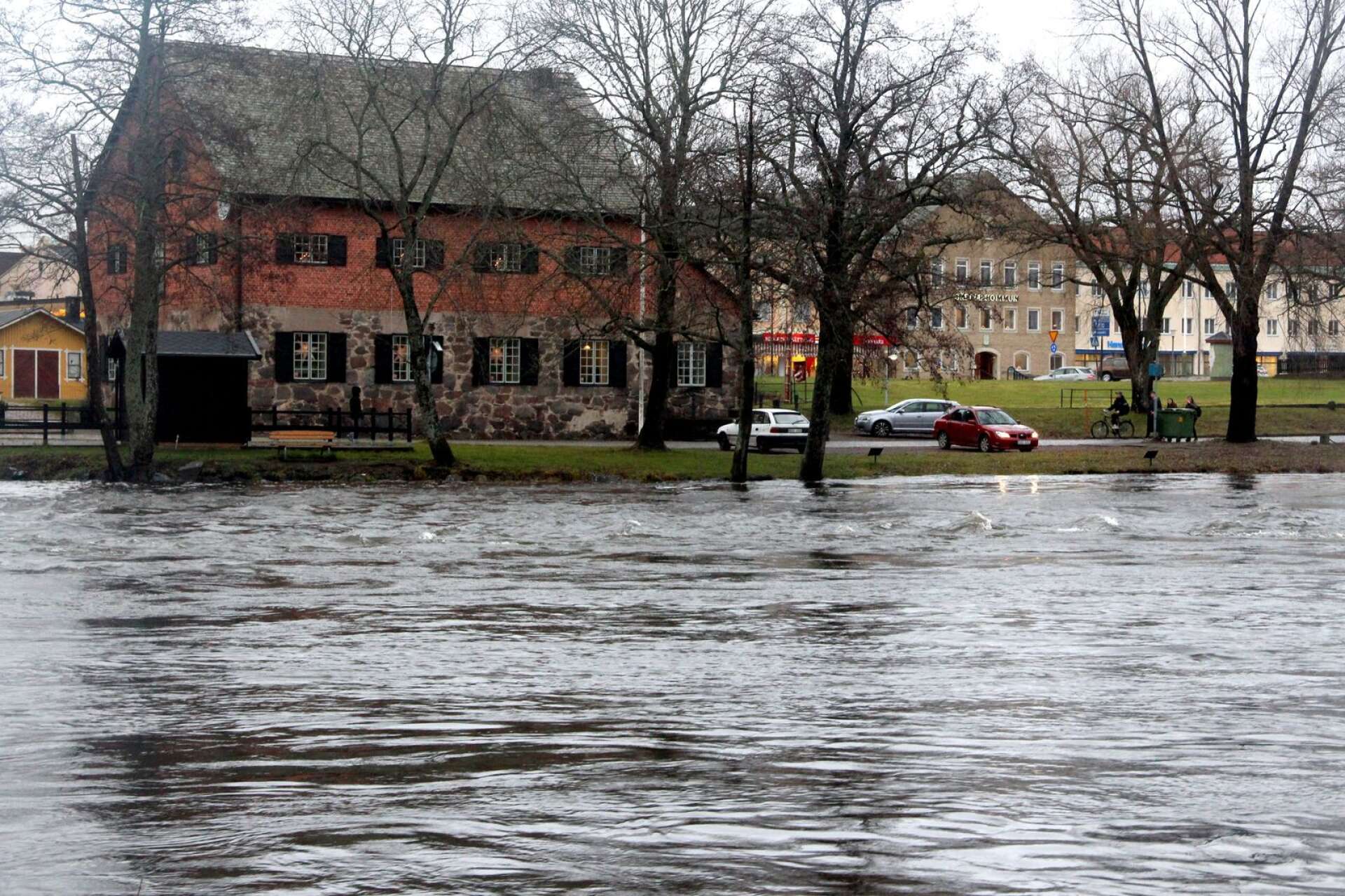 Vattennivån sjunker nu stadigt i Byälven, men om det kommer mycket nederbörd den närmaste tiden kan läget snabbt ändras, enligt Mattias Larsson, räddningschef.
