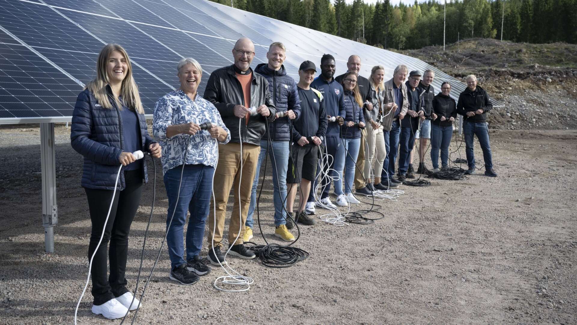 Inbjudna att sätta i proppen vid invigningsceremonin var bland andra elnätsbolaget Ellevio, installationsföretaget Sun4energy, kommunalrådet Peter Jonsson (S), kyrkan och fotbollsspelare från Nordvärmlands FF, som har hjälpt till i bygget.