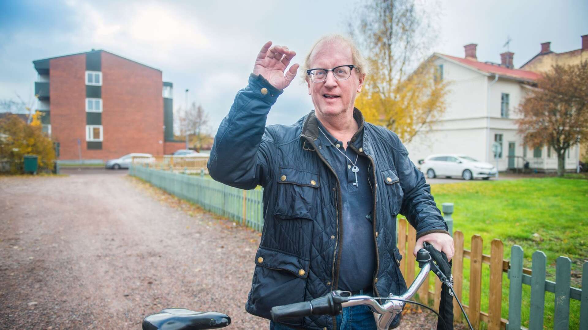 Per Halvarsson är 56 år och har bott i Kristinehamn i nästan hela sitt liv. Han trivs i staden och har tack vare pingisintresset fått många bekanta.