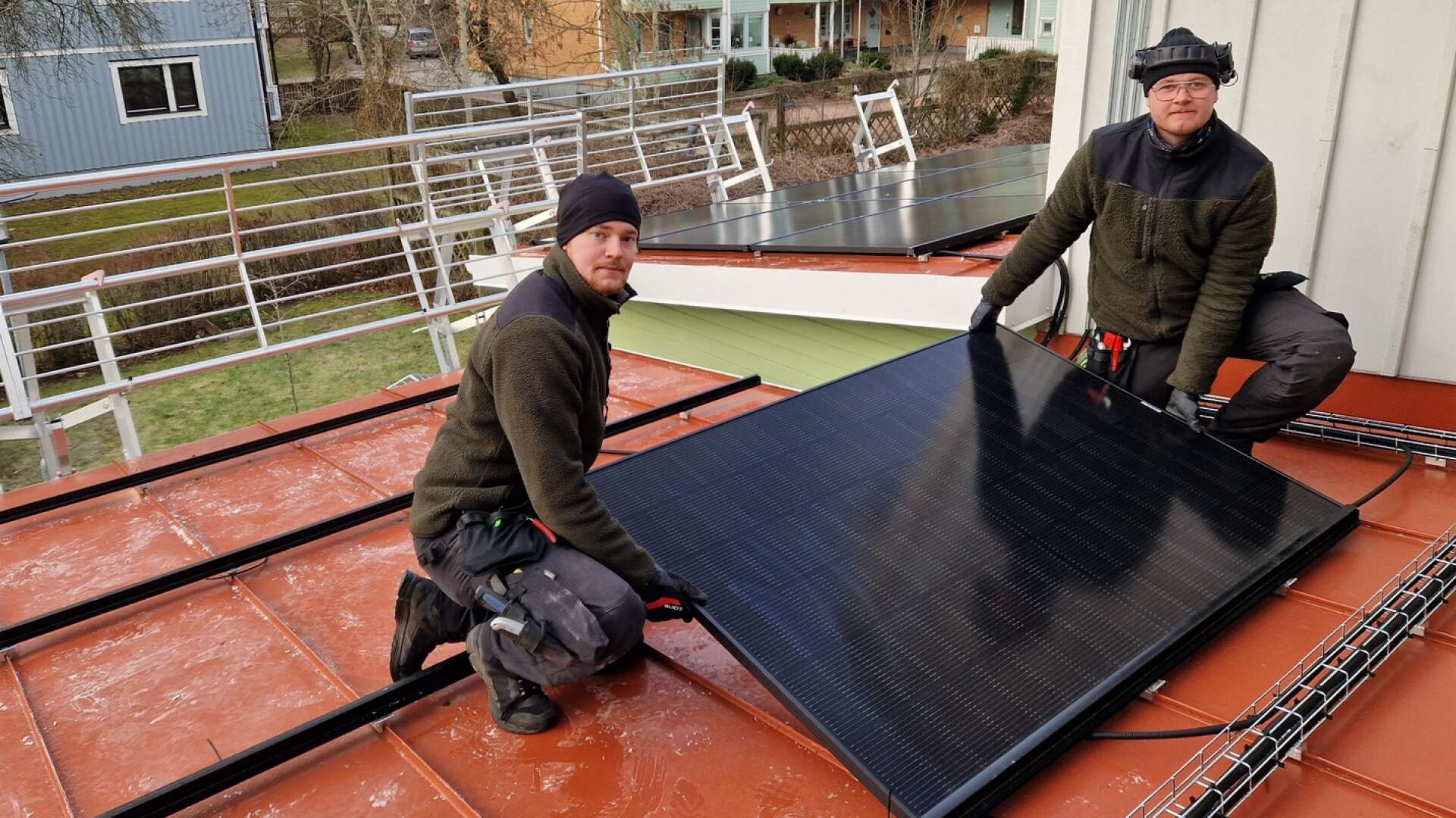 Adam Ekström och Teodor Ahlqvist monterar solpaneler på Nordpolens tak