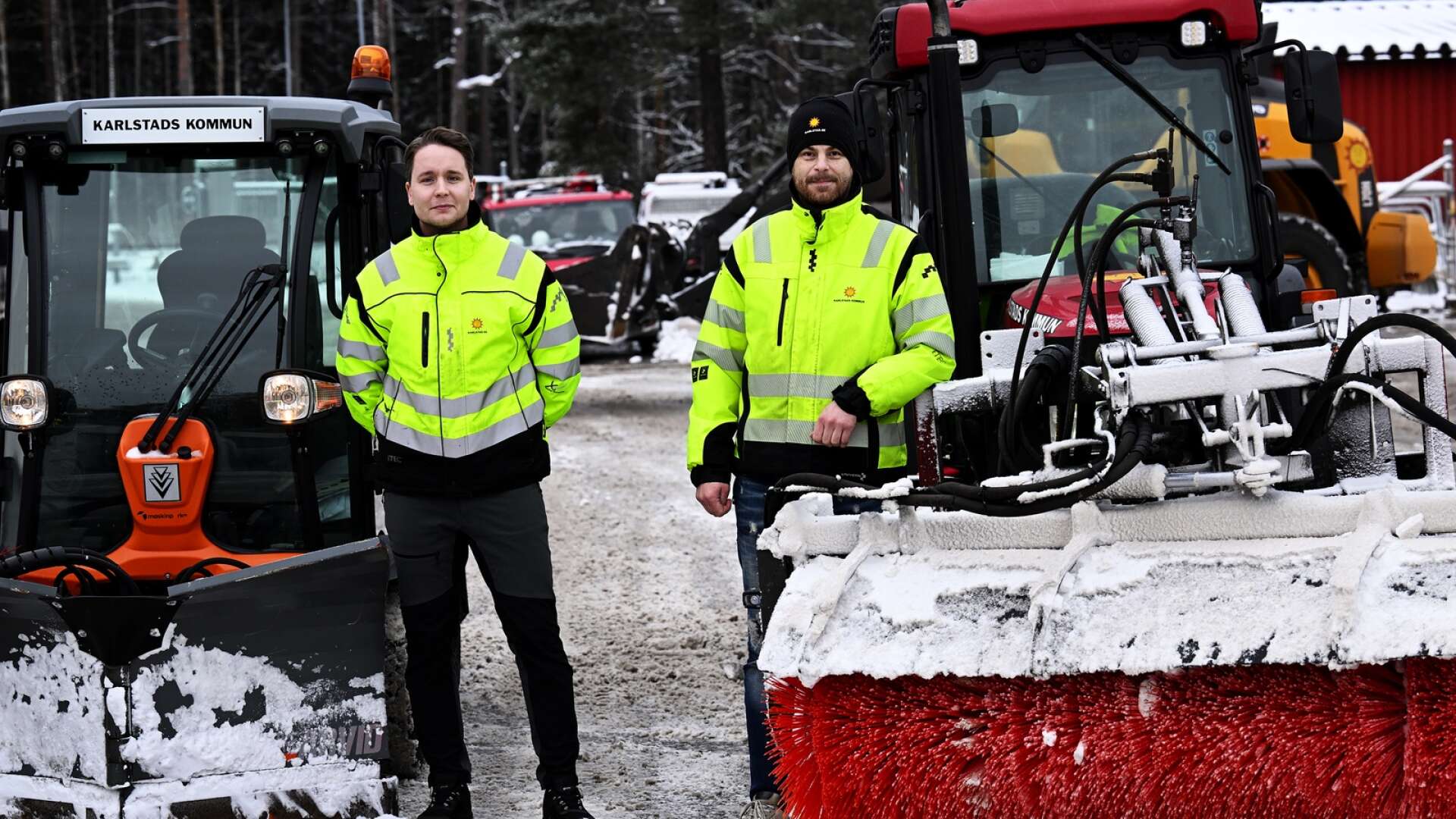 Adam Pettersson, gatuingenjör på Karlstads kommun, tillsammans med sin kollega Christer Svensson, produktionsledare över driftenheten på kommunen.