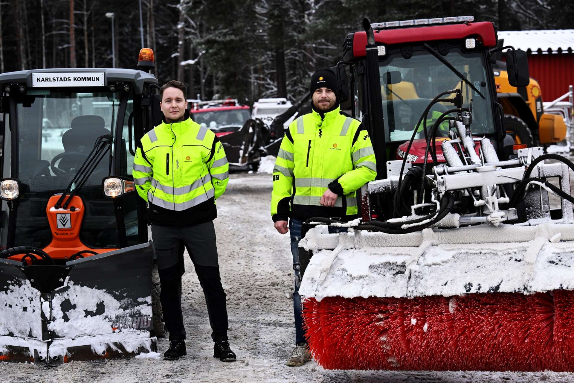 Adam Pettersson, gatuingenjör på Karlstads kommun, tillsammans med sin kollega Christer Svensson, produktionsledare över driftenheten på kommunen.