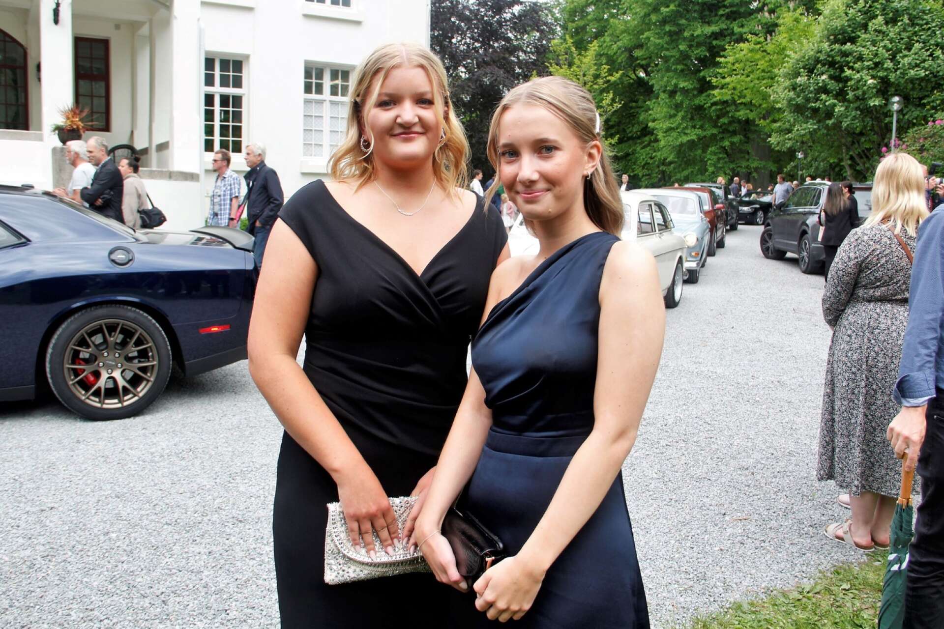 Cajsa Persson Teiler och Linnea Nilsson kom till balen på Baldersnäs i en bil som matchade deras klänningar.