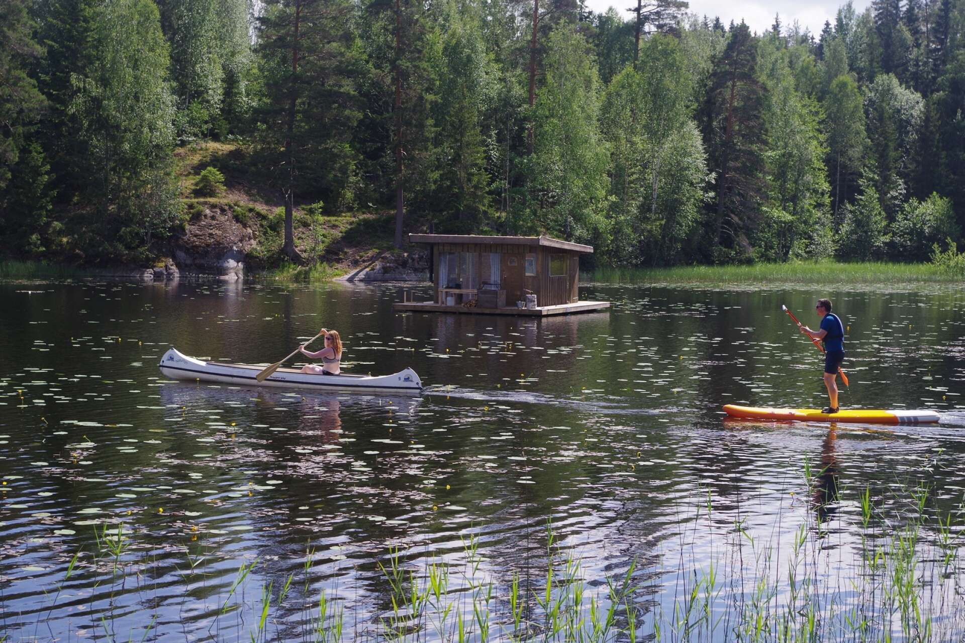 Till de flytande husen kan man enbart ta sig genom att paddla över i kanot.