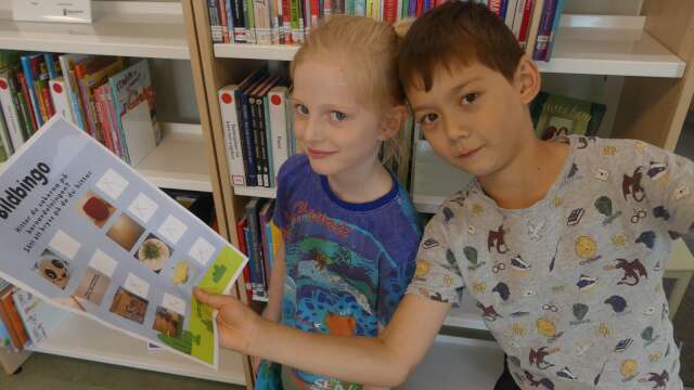 Emil Sander och Axel Chen Ewald tycker att det är kul att vara på biblioteket och att låna med sig böcker hem.