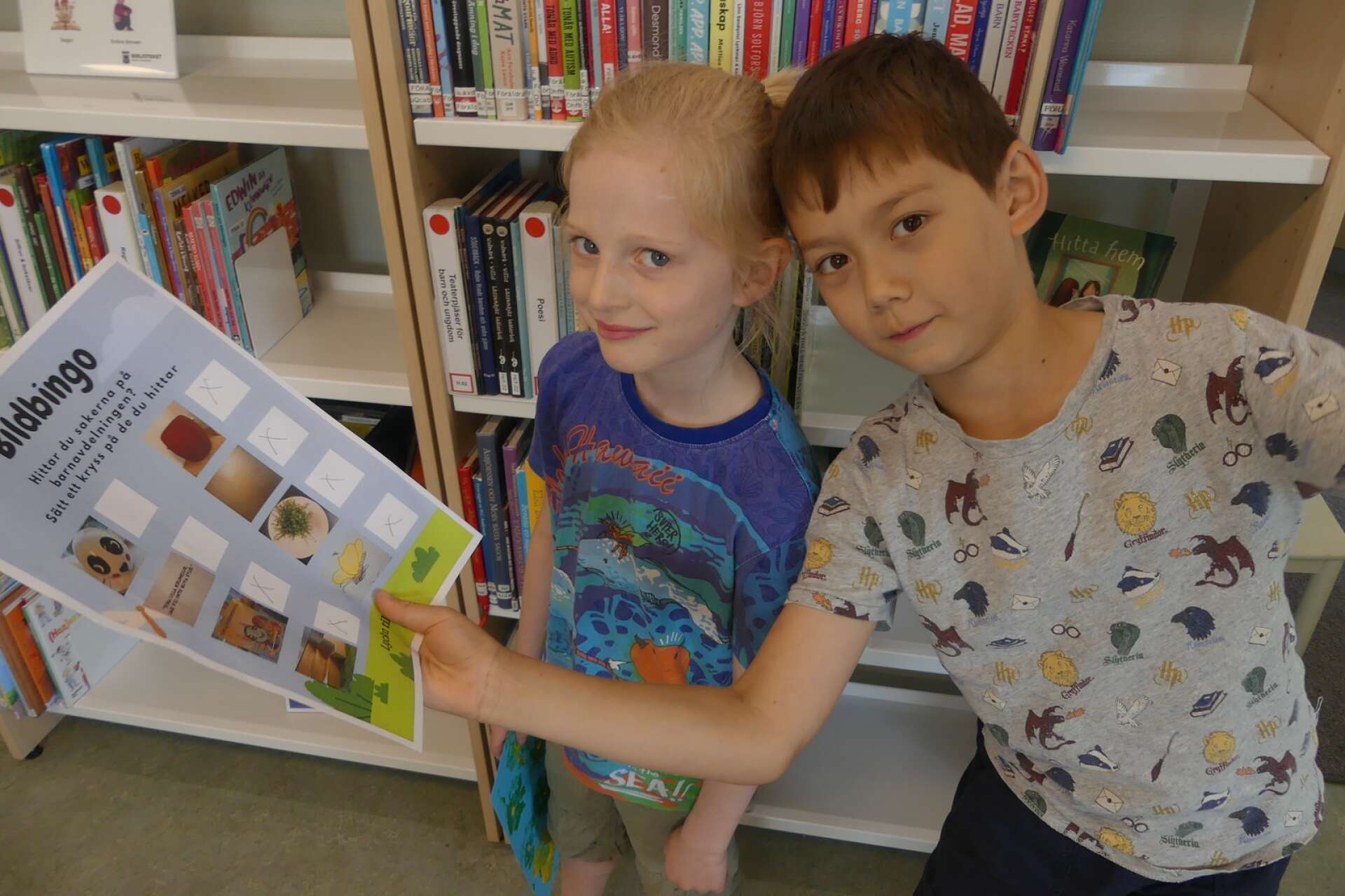Emil Sander och Axel Chen Ewald tycker att det är kul att vara på biblioteket och att låna med sig böcker hem.