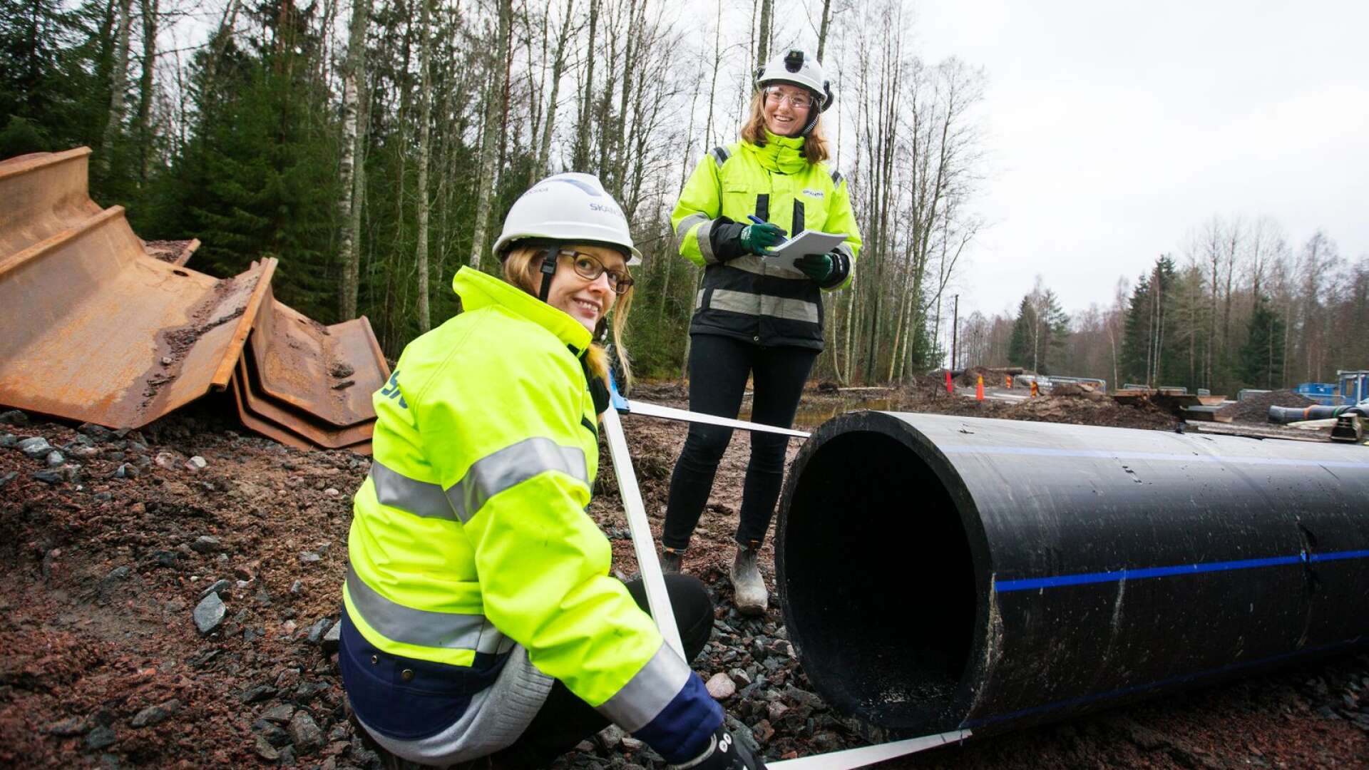 Skanskas bygge av en ny råvattenledning till vattenverket på Sörmon består av lika många kvinnor och män. Det är ovanligt vid ett anläggningsprojekt, konstaterar projektingenjör Johanna Löfroth och arbetsledare Tilda Flodell.